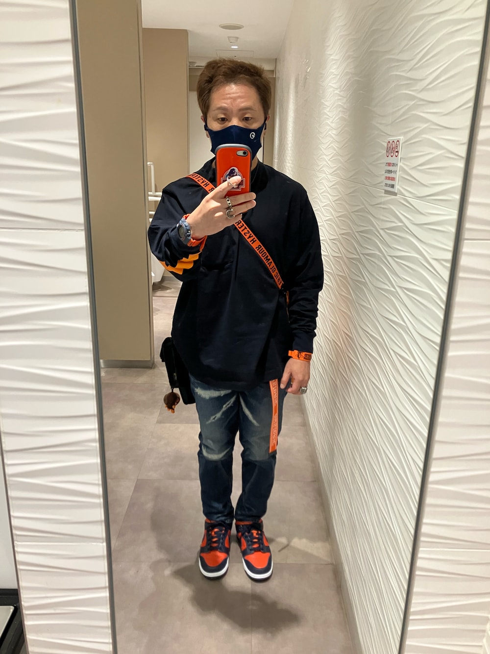 「uniform experiment、ネイビー×オレンジ、変態ツートーンコーデ、マスクまでコーディネート、スマホカバー＆フォーンリング、顔でかい、低身長、小太りのおっさん、極端な若作り、イヤホン、Final×エヴァンゲリオン」｜「uniform experimentのL/S SLEEVE LINE POCKET TEE（Tシャツ/カットソー、ブルー系）」を使った、名和 賢悟さん（メンズ・159cm）の秋コーディネートの1枚目の写真