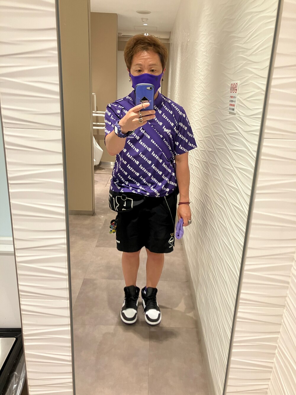 パープル系のTシャツ/カットソー、パープル系のドラムバッグ、ブラック系のその他パンツを着用したメンズの夏コーディネートの1枚目の写真