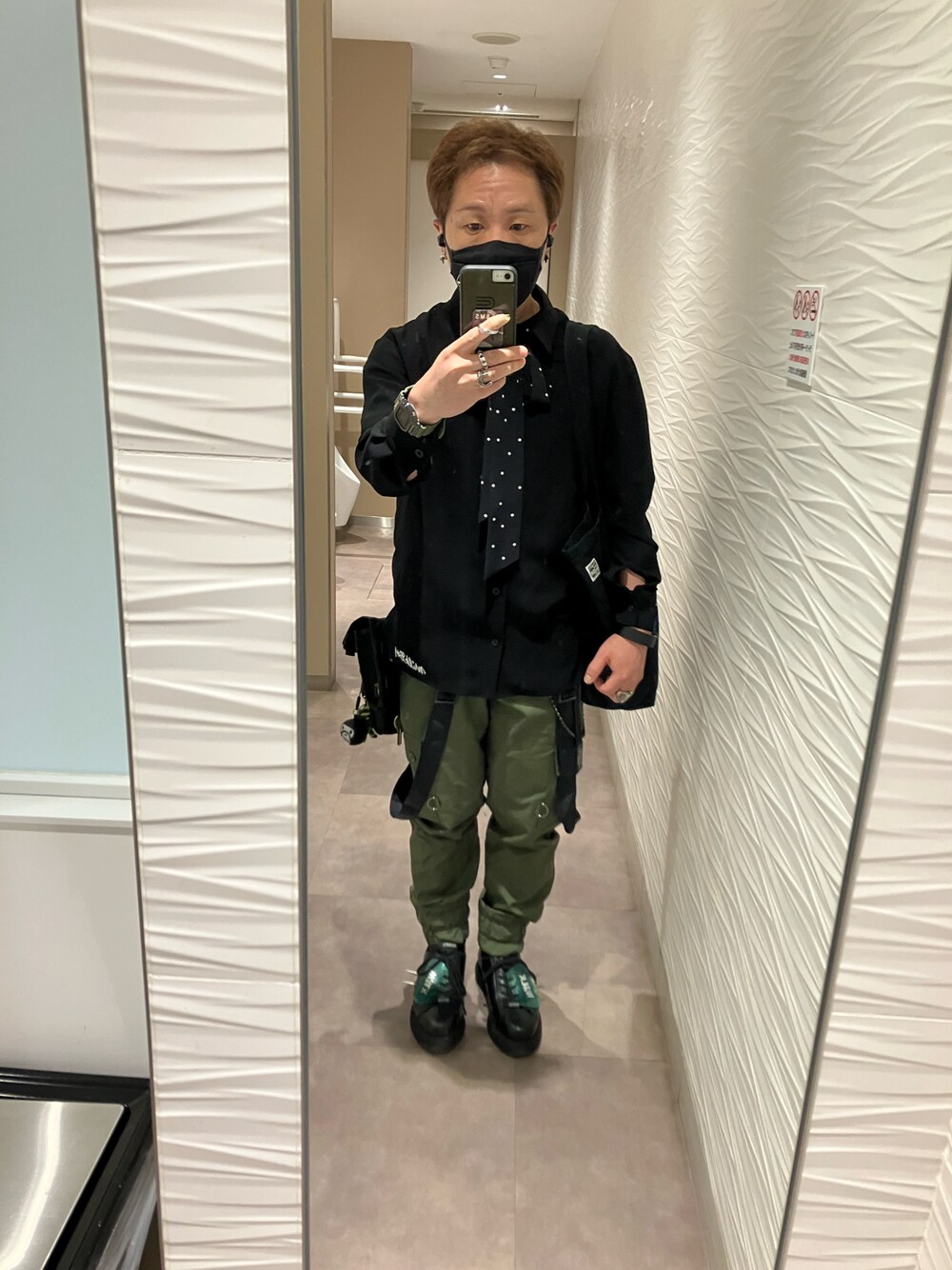 その他のシャツ/ブラウス、ブラック系のトートバッグ、その他のカーゴパンツを着用したメンズの夏コーディネートの1枚目の写真