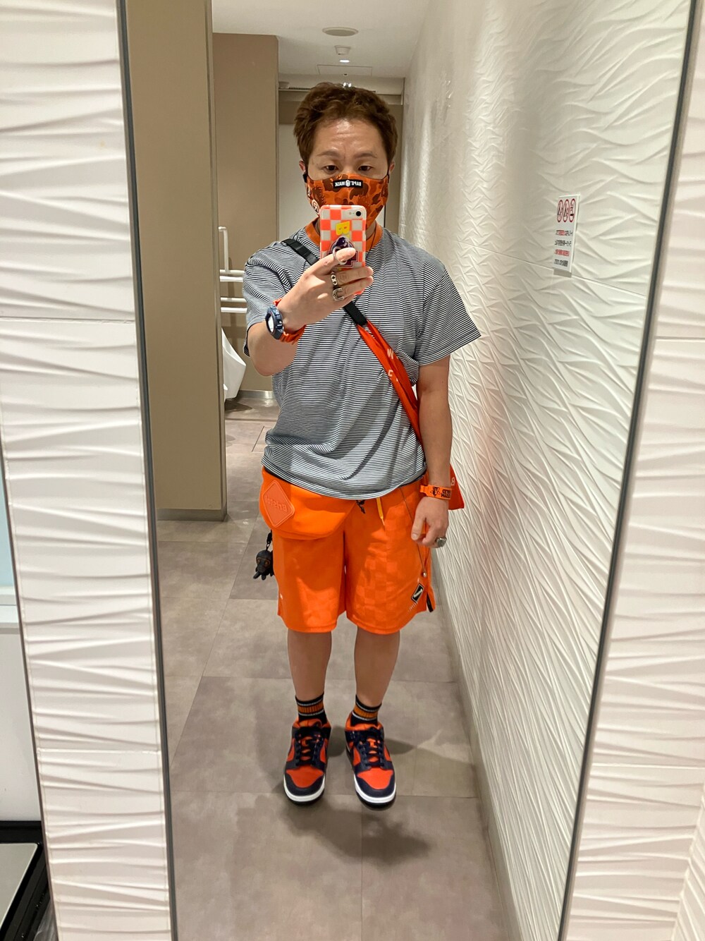 ブルー系のTシャツ/カットソー、オレンジ系のトートバッグ、オレンジ系のその他パンツを着用したメンズの秋コーディネートの1枚目の写真