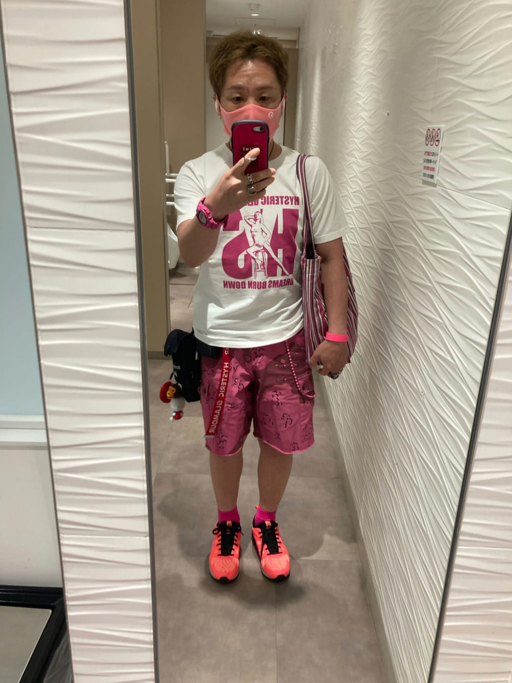 ホワイト系のTシャツ/カットソー、ピンク系のトートバッグ、ピンク系のカーゴパンツを着用したメンズの夏コーディネートの1枚目の写真