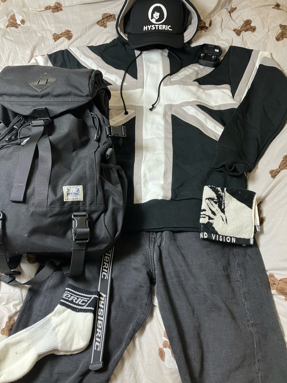 その他のパーカー、ブラック系のバックパック/リュック、ブラック系のその他パンツを着用したメンズの秋コーディネートの1枚目の写真