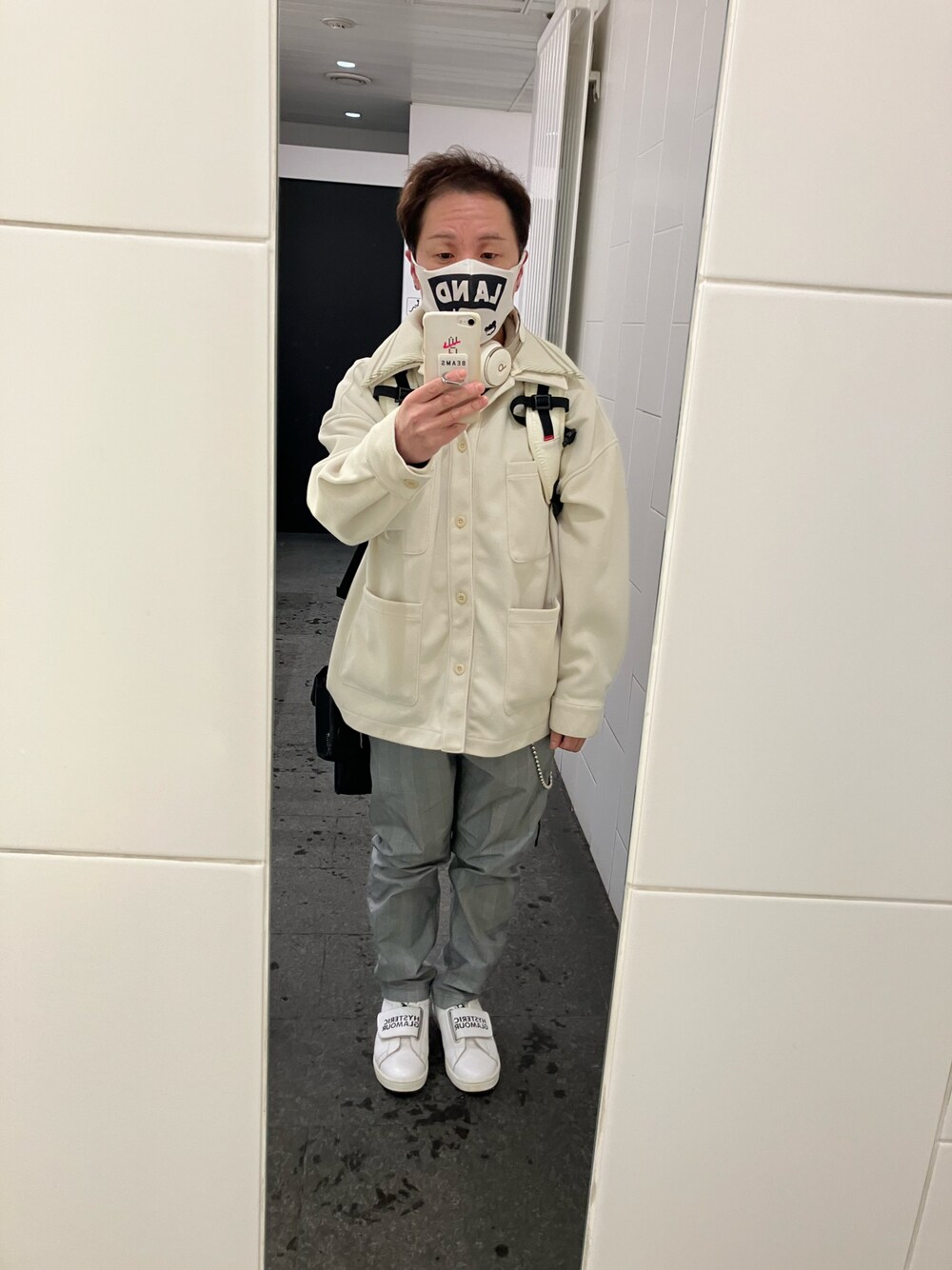 「MILKBOY、モノトーン、エクリュ、メイドさんウケ狙い、マスクまでコーディネート、スマホカバー＆フォーンリング、顔でかい、低身長、小太りのジジイ、50代コーデ、イタい若作り、ヘッドフォン、beats by dr.dre」｜「MILKBOYのDOUBLE COLLAR JACKET（ブルゾン、その他）」を使った、名和 賢悟さん（メンズ・159cm）の冬コーディネートの1枚目の写真