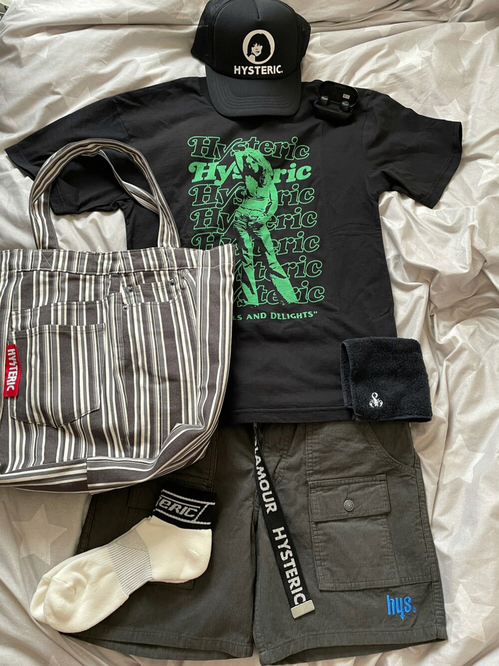ブラック系のTシャツ/カットソー、グレー系のトートバッグ、グレー系のその他パンツを着用したメンズの夏コーディネートの1枚目の写真