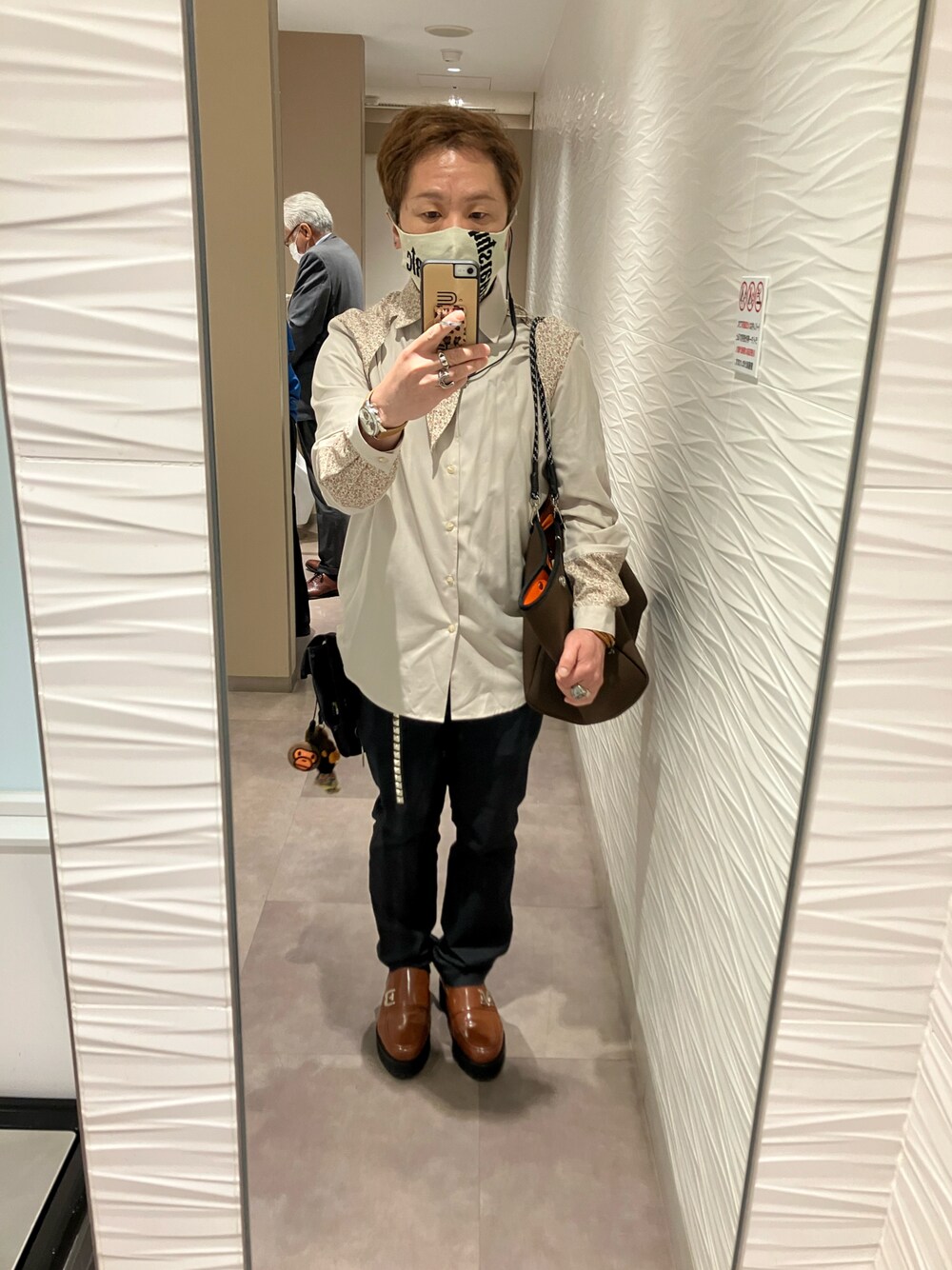 その他のシャツ/ブラウス、ブラウン系のトートバッグ、その他のその他パンツを着用したメンズの夏コーディネートの1枚目の写真