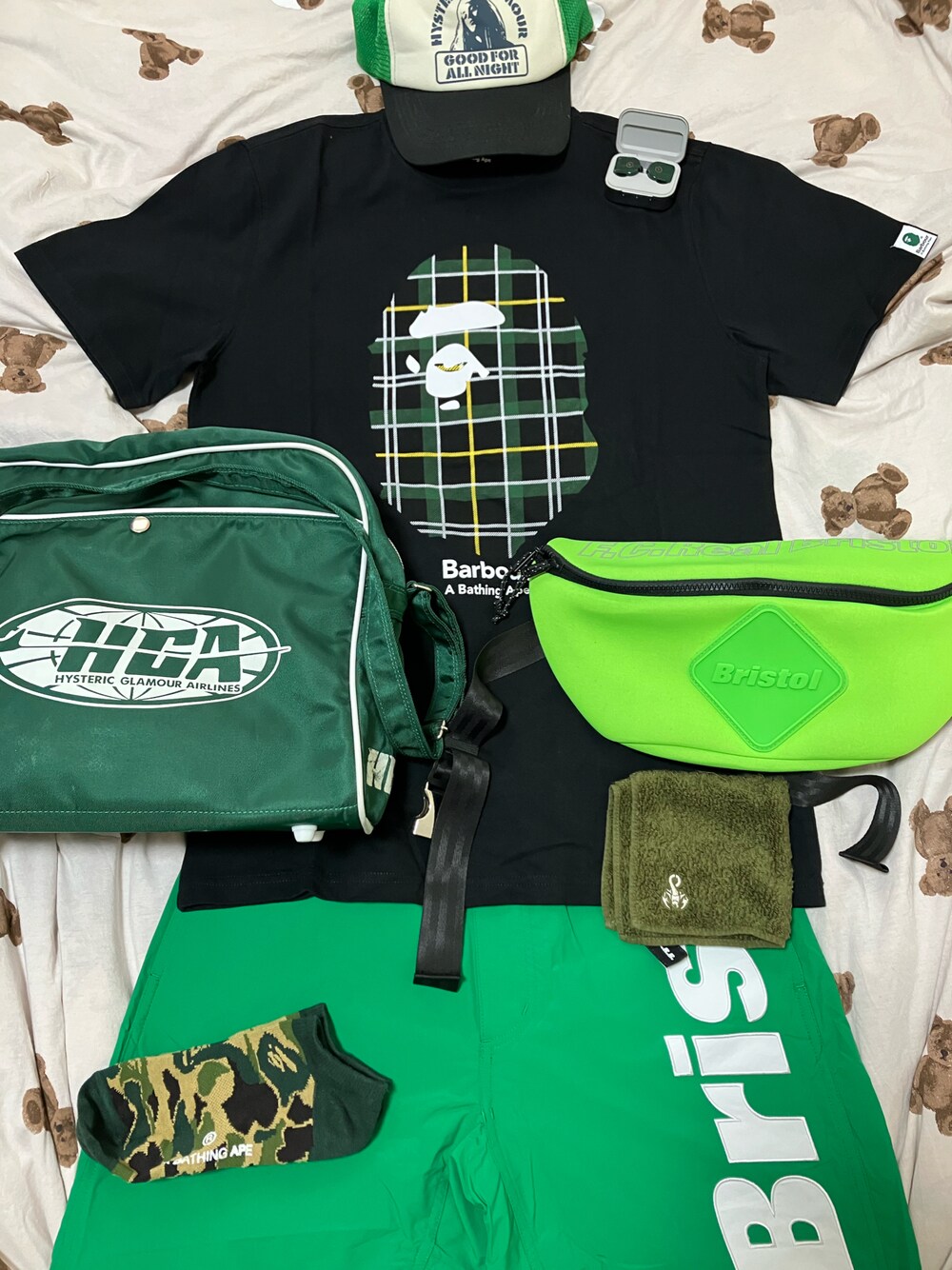 ブラック系のTシャツ/カットソー、グリーン系のショルダーバッグ、グリーン系のボディバッグ/ウエストポーチを着用したメンズの夏コーディネートの1枚目の写真