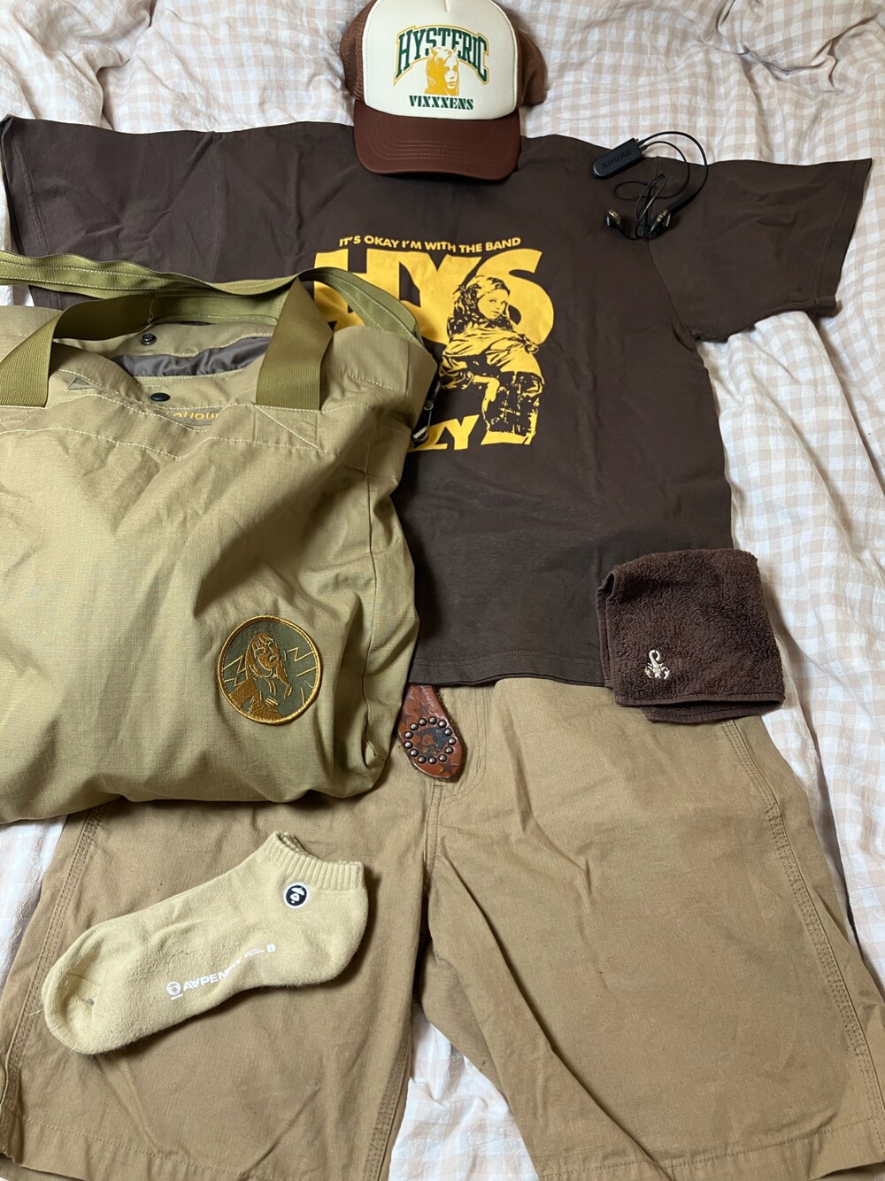 ブラウン系のTシャツ/カットソー、ベージュ系のショルダーバッグ、ベージュ系のその他パンツを着用したメンズの秋コーディネートの1枚目の写真
