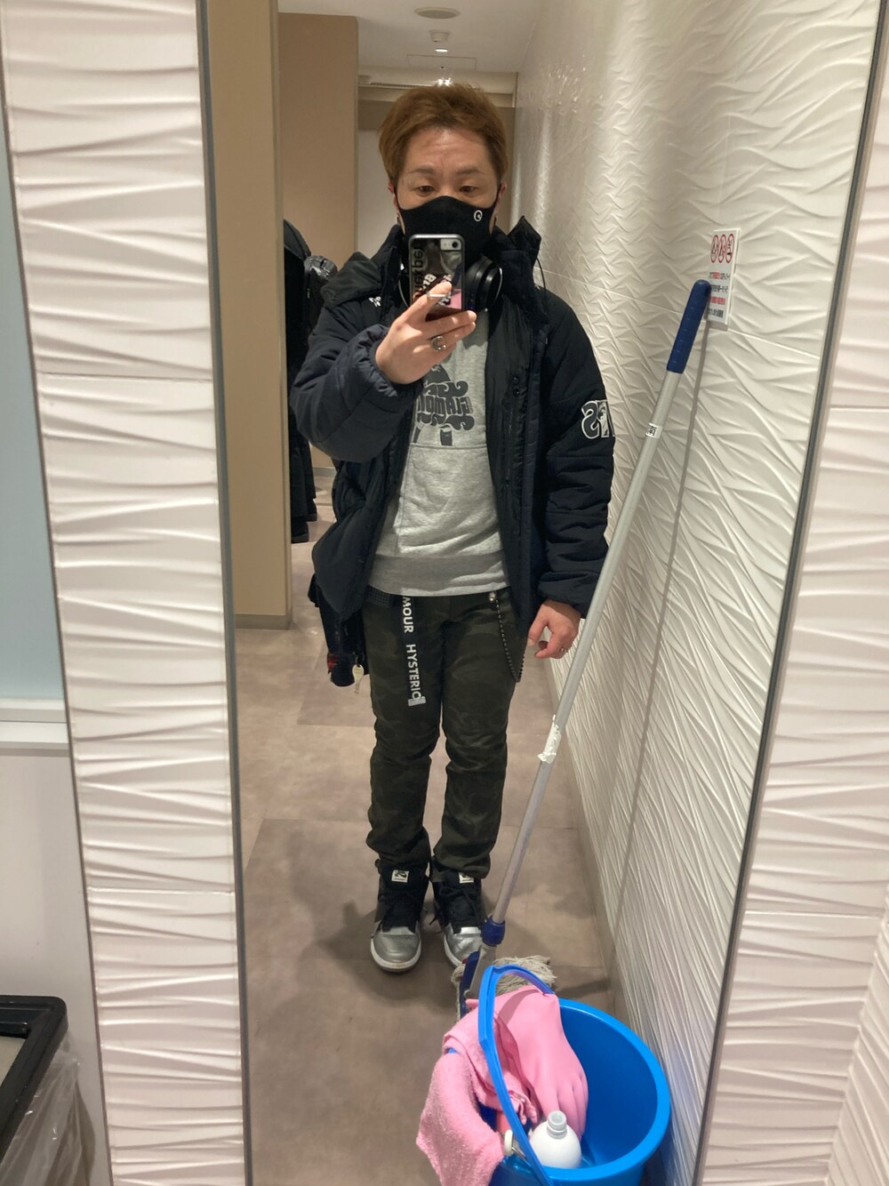 「ヒステリックグラマー、hysteric glamour×wind and sea、ダウンジャケット、モノトーン×迷彩、マスクまでコーディネート、スマホカバー＆フォーンリング、顔でかい、低身長、小太りのおっさん、着膨れコーデ、極端な若作り、ヘッドフォン、Shure AONIC50」｜「HYSTERIC GLAMOURのWIND AND SEA/SEA＋HYS 2 フーディージャケット（ブルゾン、ブラック系）」を使った、名和 賢悟さん（メンズ・159cm）の冬コーディネートの1枚目の写真
