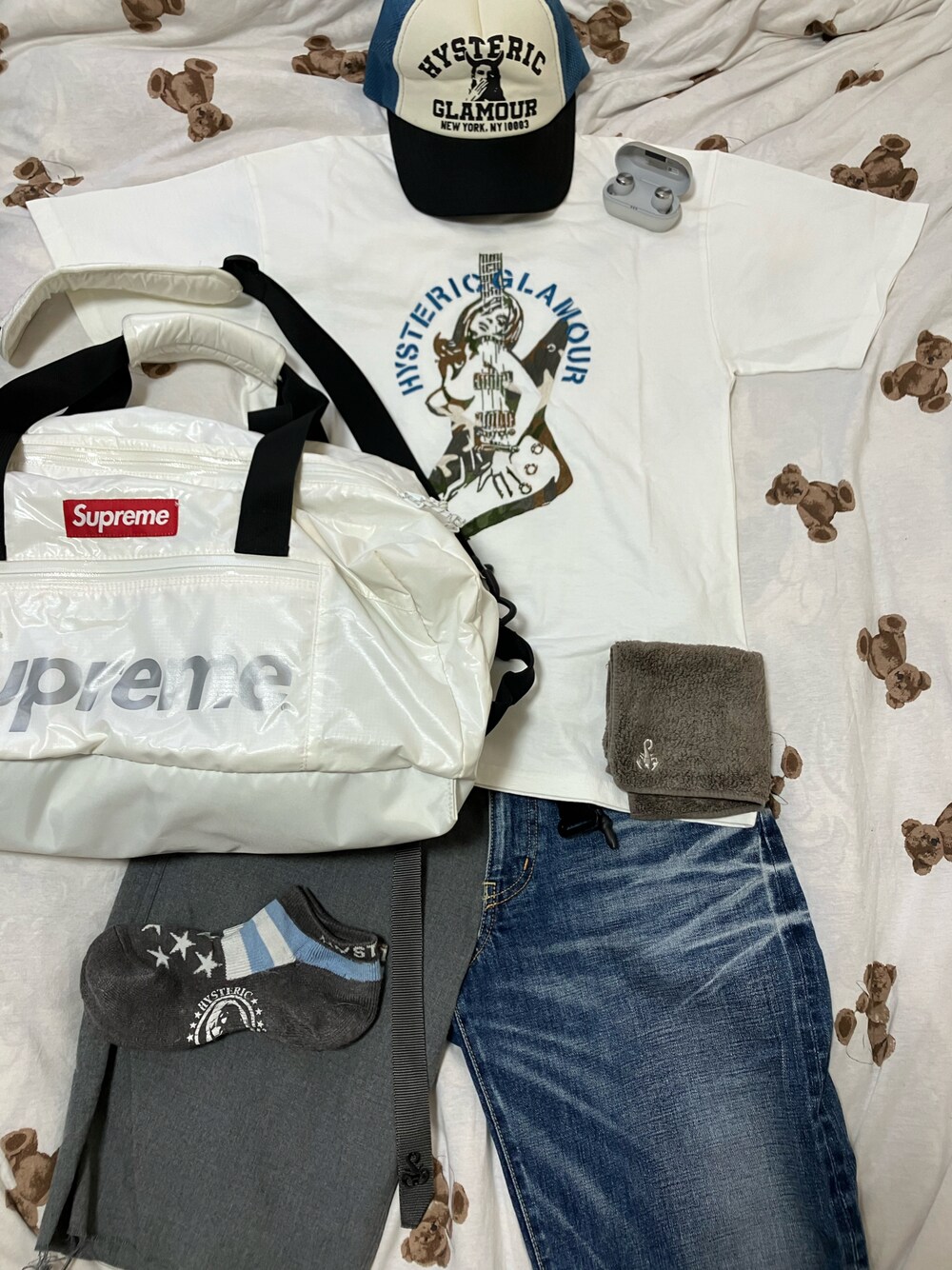 「ヒステリックグラマー、カオスコーデ、テーマカラー無し、ハンドタオルは手放せない、お布団乗せ乗せコーデ、低身長、極端な若作り、ベースボールキャップ、イヤホン、Technics」｜「HYSTERIC GLAMOURのGUITAR GIRL刺繍 Tシャツ（Tシャツ/カットソー、ホワイト系）」を使った、名和 賢悟さん（メンズ・159cm）の夏コーディネートの1枚目の写真
