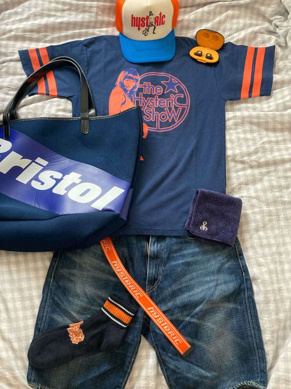 ブルー系のTシャツ/カットソー、ブルー系のトートバッグ、ブルー系のデニムパンツを着用したメンズの秋コーディネートの1枚目の写真