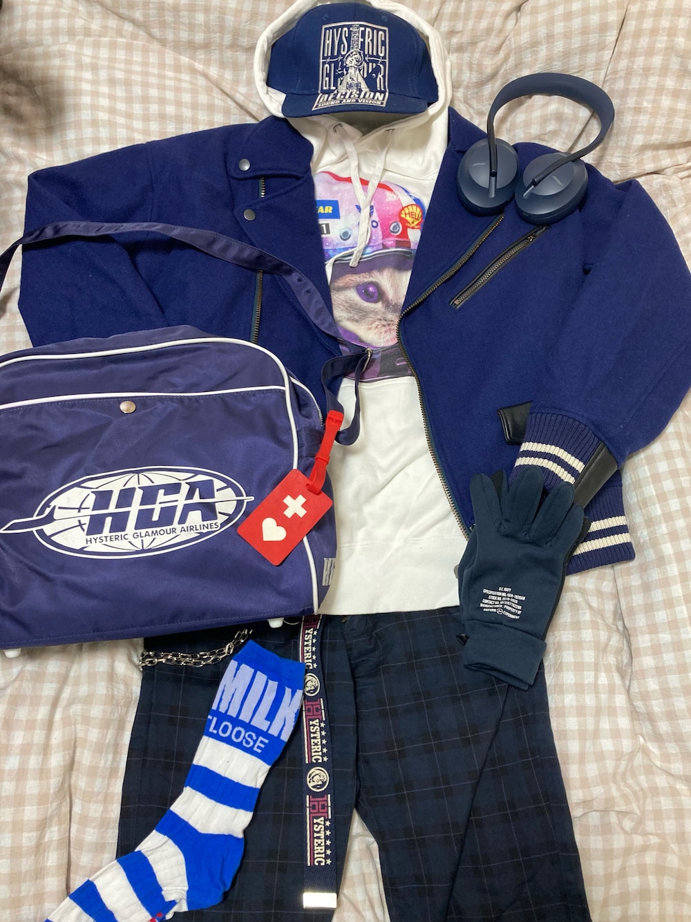 ブルー系のライダースジャケット、その他のTシャツ/カットソー、ブルー系のショルダーバッグを着用したメンズの春コーディネートの1枚目の写真