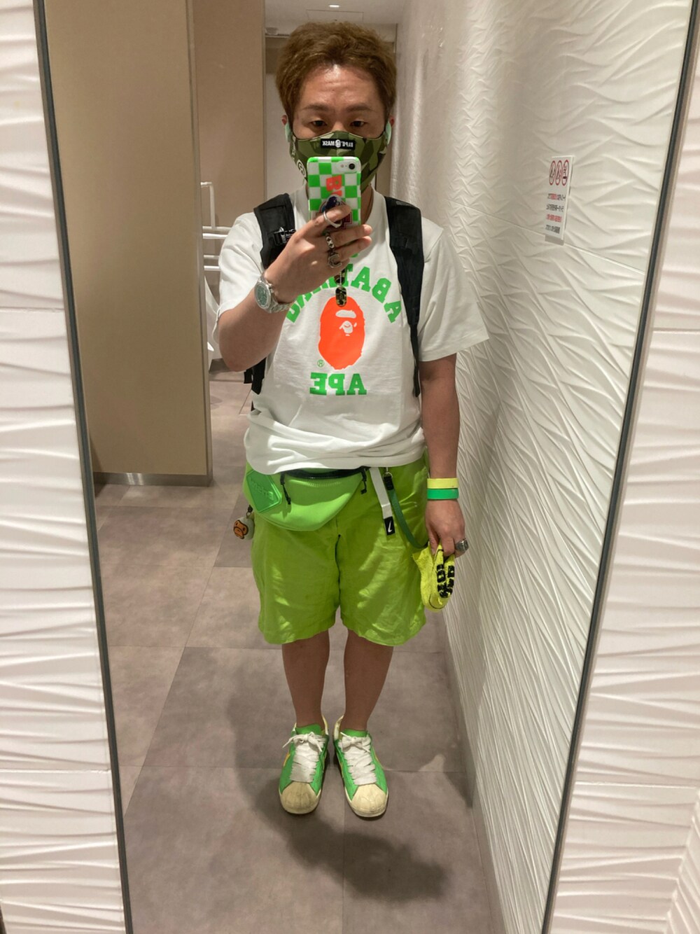 ホワイト系のTシャツ/カットソー、グリーン系のバックパック/リュック、グリーン系のボディバッグ/ウエストポーチを着用したメンズの夏コーディネートの1枚目の写真