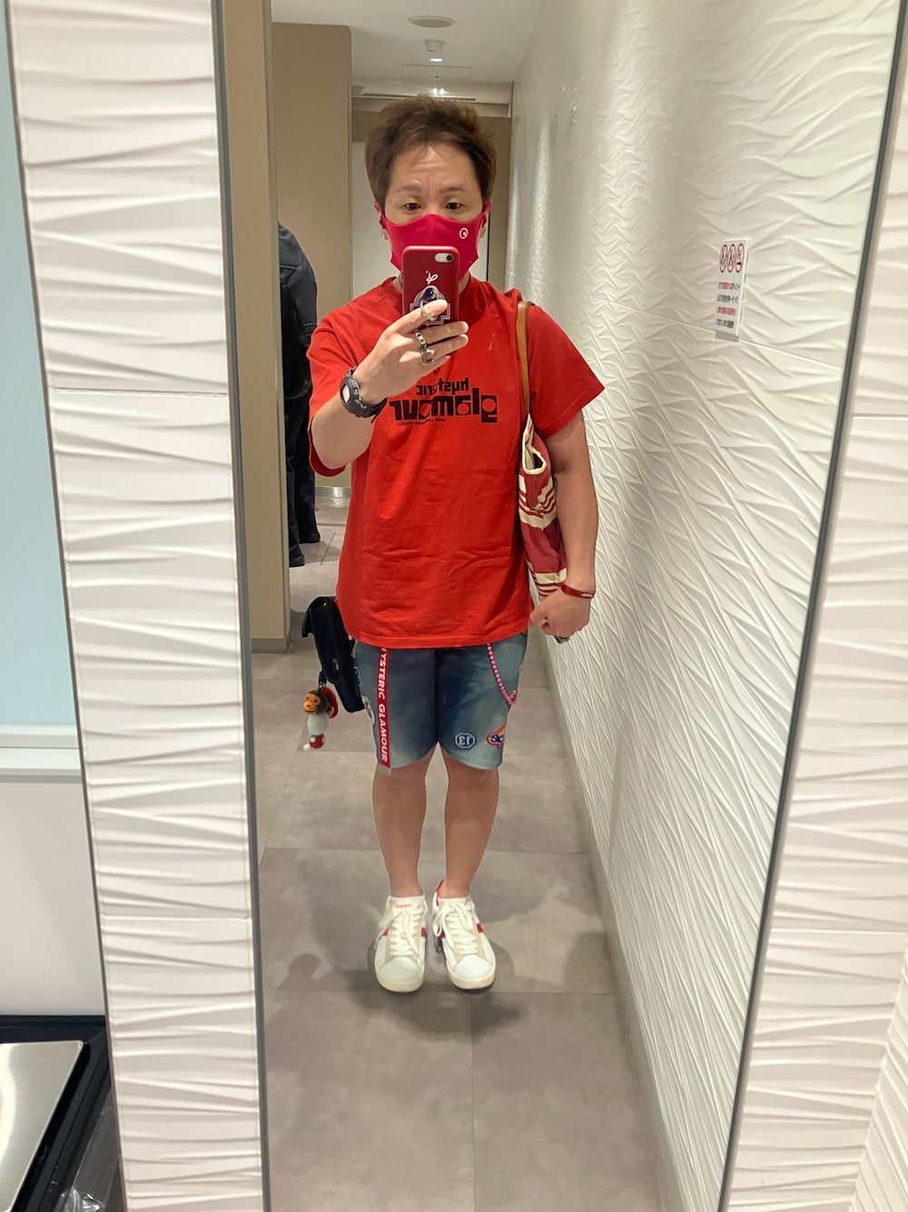 レッド系のTシャツ/カットソー、レッド系のトートバッグ、ブルー系のその他パンツを着用したメンズの秋コーディネートの1枚目の写真