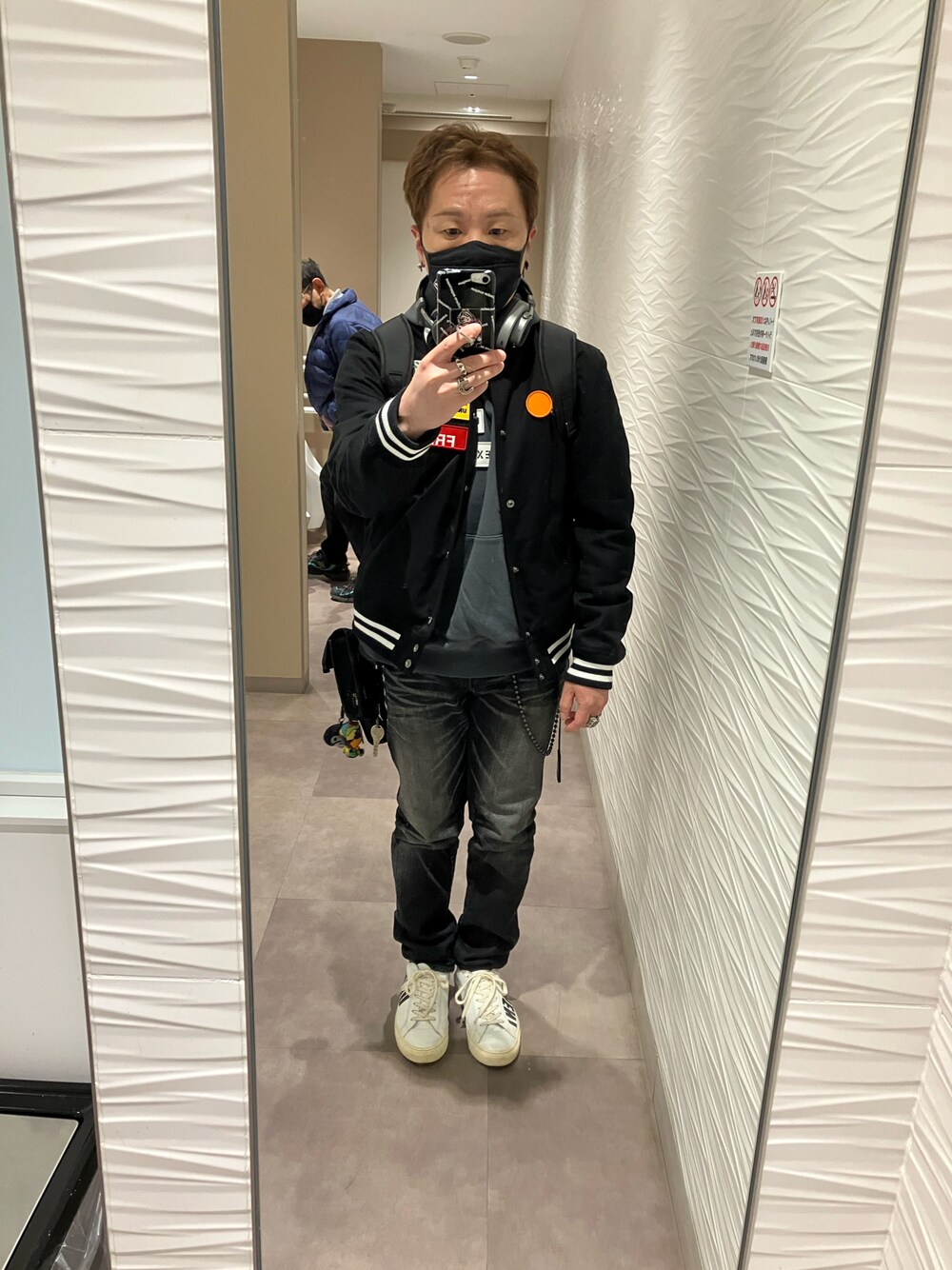 ブラック系のブルゾン、グレー系のパーカー、ブラック系のバックパック/リュックを着用したメンズの春コーディネートの1枚目の写真