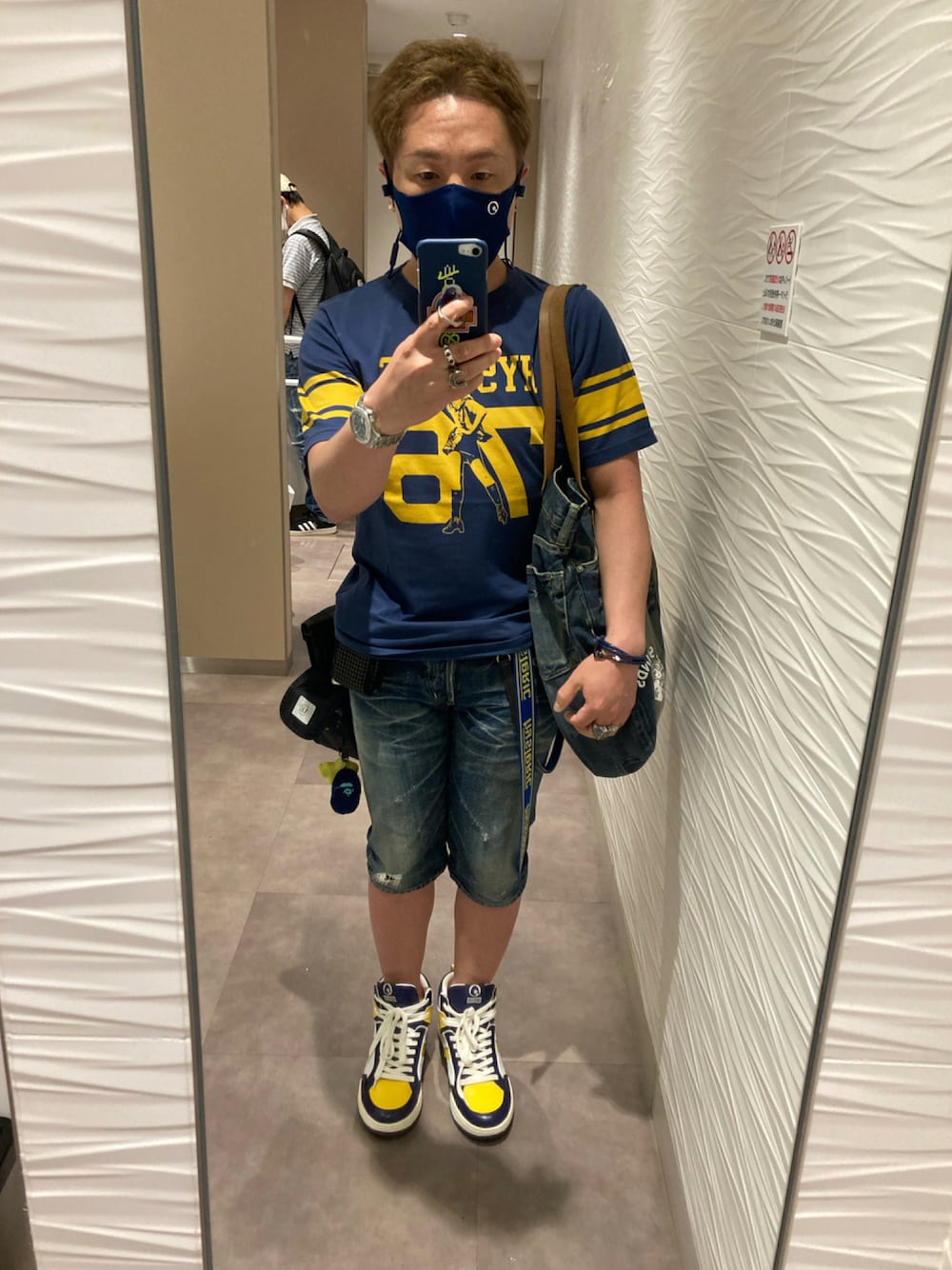 ブルー系のTシャツ/カットソー、ブルー系のトートバッグ、ブルー系のデニムパンツを着用したメンズの夏コーディネートの1枚目の写真