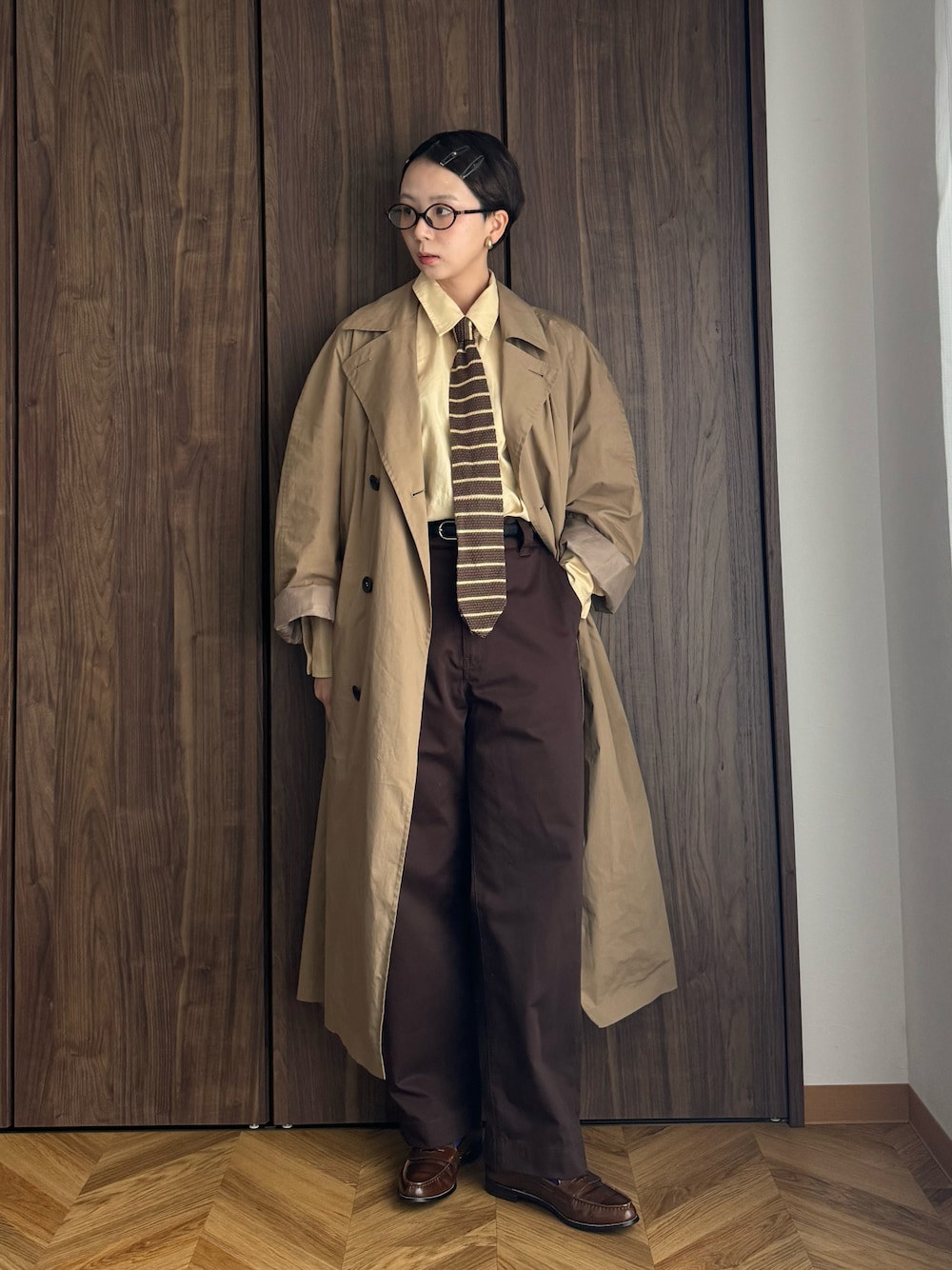 「古着MIX、ネクタイ、春コーデ、お出かけコーデ、休日スタイル、春服、きれいめコーデ、春カラー、ベージュ、トレンチコート、メガネ女子、ベーシック/トラッド、マニッシュ」｜「green label relaxingの【WEB限定】＜kinoko.さん×GLR or＞ツイル パンツ（チノパンツ、ブラウン系）」を使った、kinoko.さん（レディース・157cm）の春コーディネートの1枚目の写真