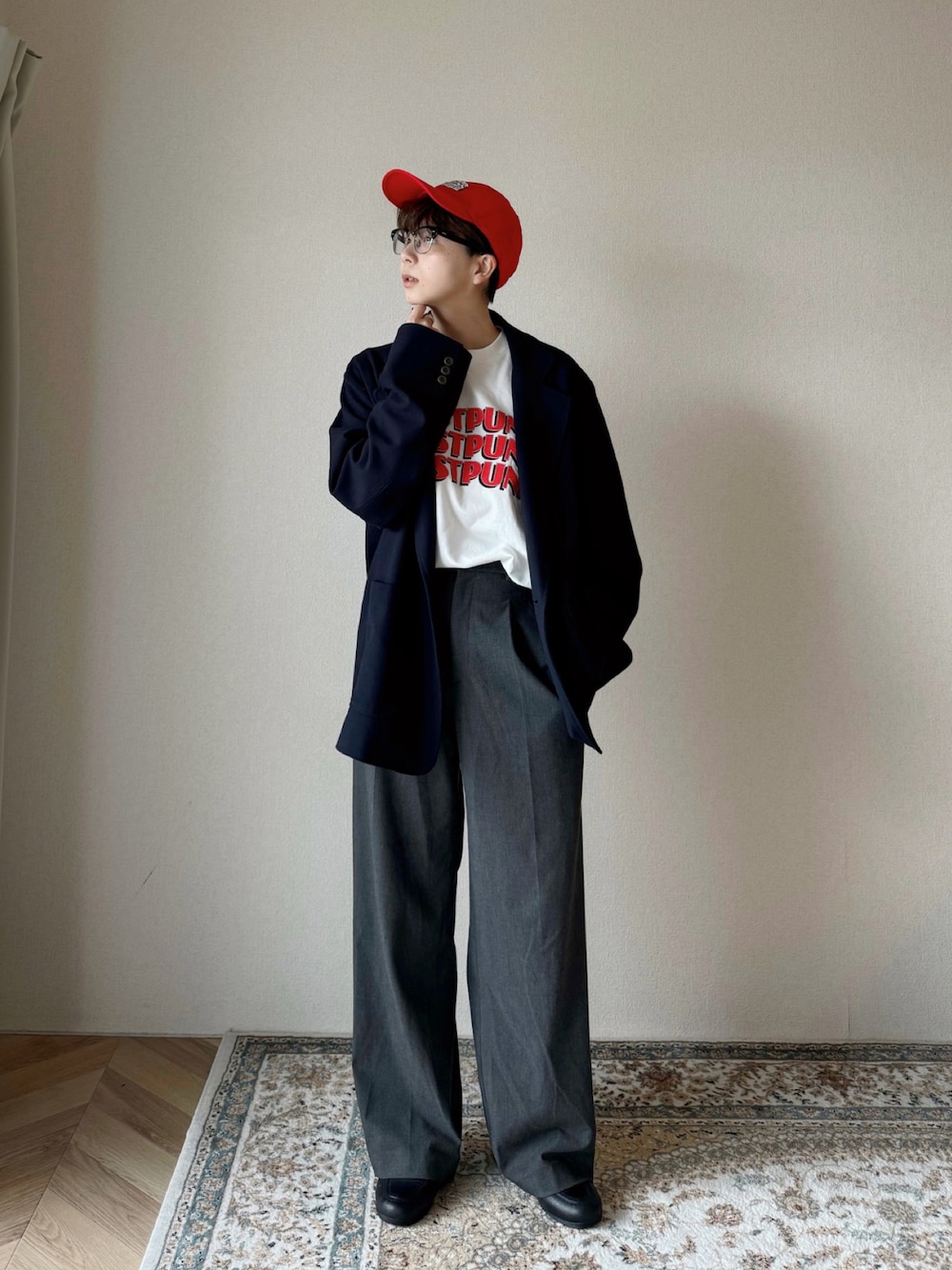 「大人コーデ、春服、カジュアルコーデ、パンツスタイル、テーラードジャケット、ロゴTシャツ、メガネ女子、スラックス、春アウター、ジャケットコーデ、キャップ、赤キャップ、Tシャツ、春コーデ、春服コーデ」｜「jpressのアイテム（キャップ、レッド系）」を使った、kinoko.さん（骨格ストレート・レディース・157cm）の春コーディネートの1枚目の写真