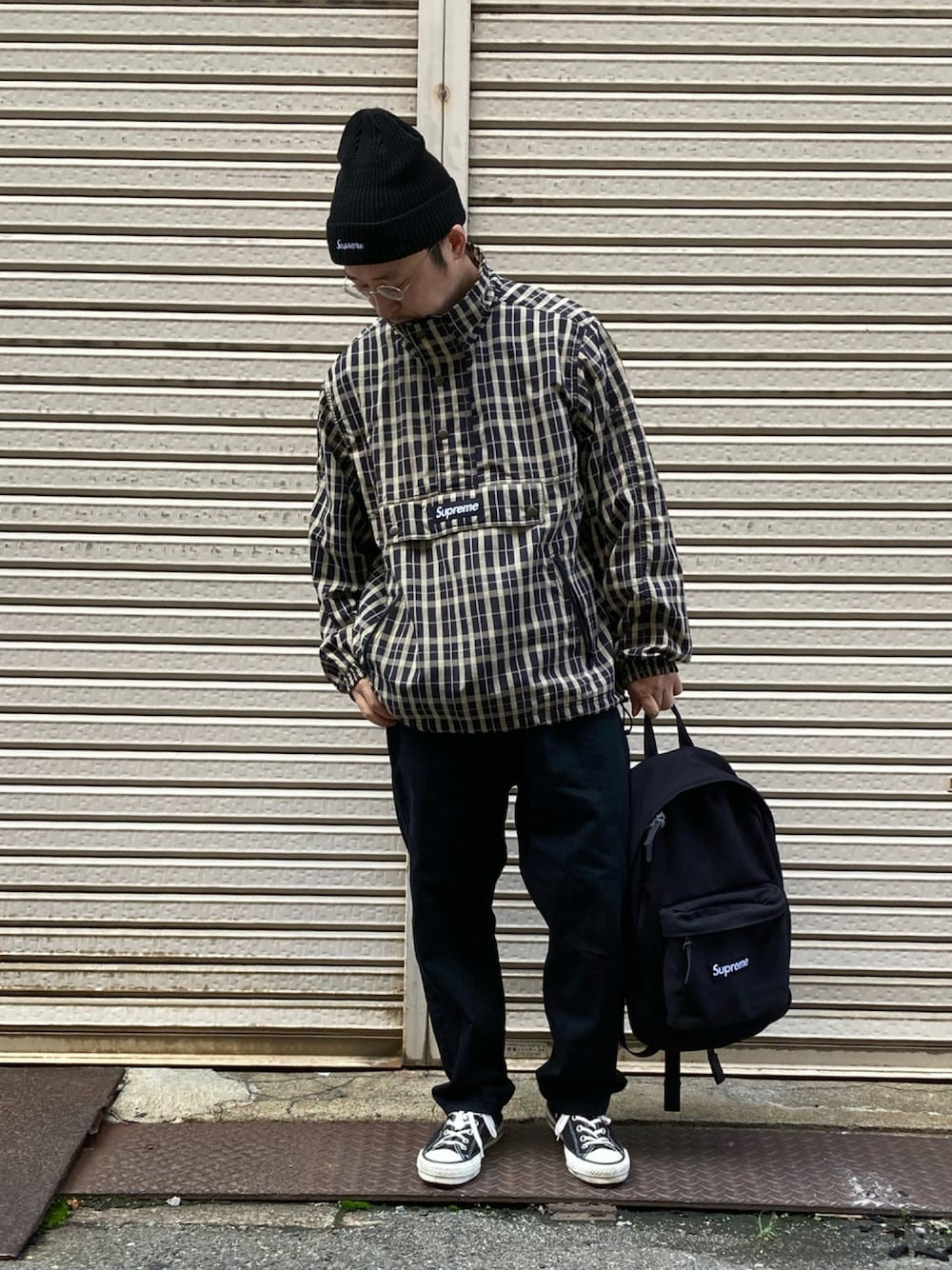 Supreme のナイロンジャケット（ベージュ系）を使った人気ファッション