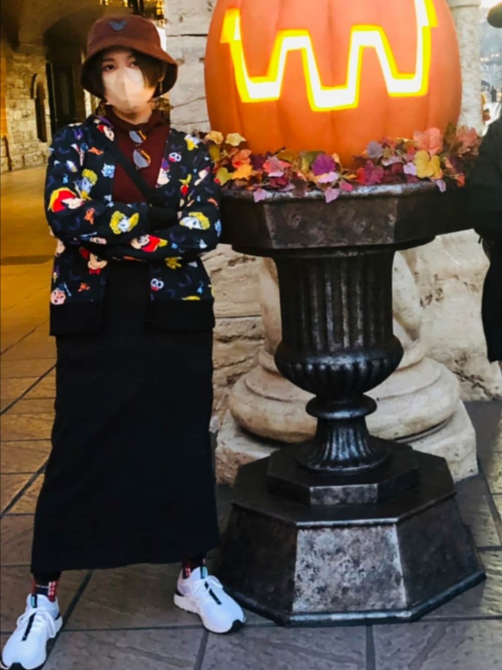「ディズニー」｜「H&Mのアイテム（ハット、ブラウン系）」を使った、飴色さん（レディース・155cm）の春コーディネートの1枚目の写真