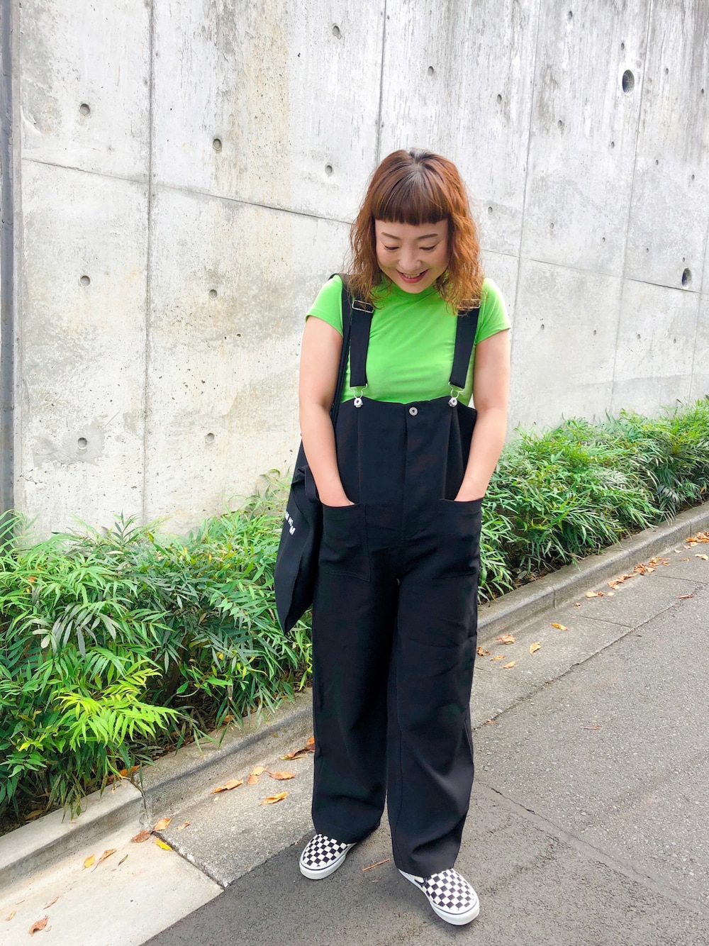 サロペット（色はグリーン） Green Parks（グリーンパークス）の「裾ドロストサロペット