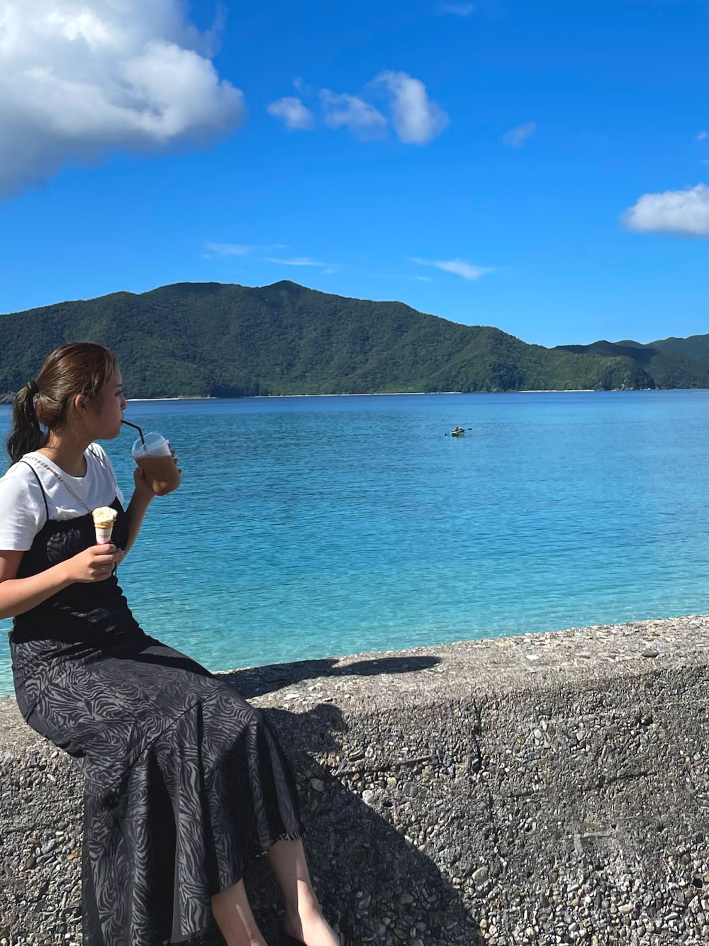 「夏コーデ、夏、白Tシャツ、ワンピース、ゼブラ柄、モノトーン、奄美大島」｜「GUのアイテム（Tシャツ/カットソー、ホワイト系）」を使った、yさん（レディース・156cm）の夏コーディネートの1枚目の写真