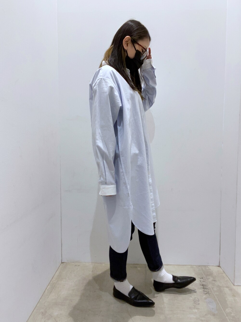 その他のシャツ/ブラウス、ブルー系のデニムパンツ、ブラック系のローファーを着用したレディースの冬コーディネートの1枚目の写真
