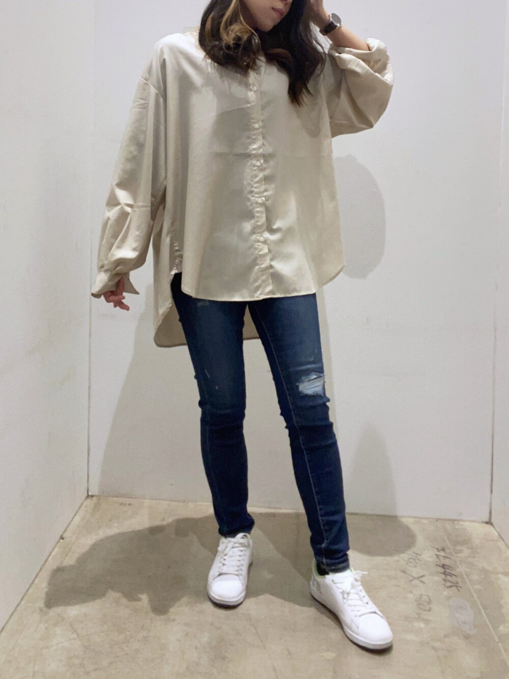 ホワイト系のシャツ/ブラウス、ブルー系のデニムパンツ、ホワイト系のスニーカーを着用したレディースの冬コーディネートの1枚目の写真