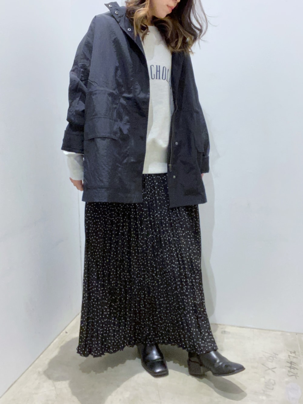 ホワイト系のスウェット、その他のスカート、ブルー系のブルゾンを着用したレディースの冬コーディネートの1枚目の写真