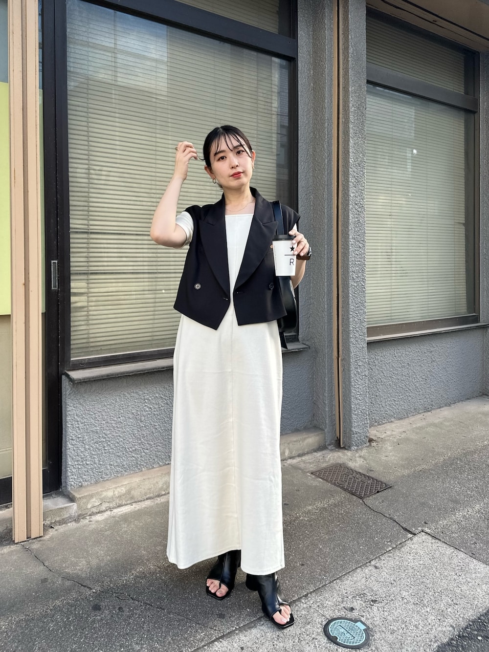 「モノトーン、ワンピース、ワンピーススタイル、ベスト、テーラードベスト、初秋コーデ、秋コーデ、楽チンコーデ、カジュアルコーデ、カジュアル、モノトーンコーデ、シンプルコーデ、シンプル、シンプルスタイル、ブーツスタイル」｜「CAPRICIEUX LE'MAGEのテーラードベスト（ジャケット/アウター、ブラック系）」を使った、yuuka_hrさん（レディース・155cm）の夏コーディネートの1枚目の写真