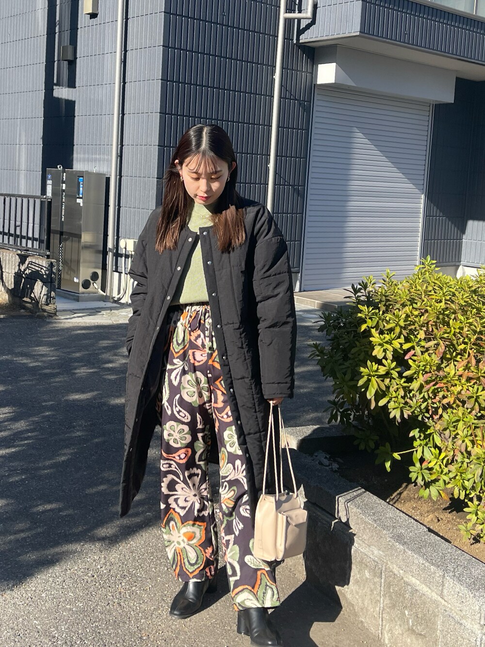 「シンプル、ootd、冬、柄パンツ、ブラック、冬のコーデ、冬コーデ、低身長コーデ、ラクチンコーデ、パンツスタイル、キルティング、ブーツ」｜「CAPRICIEUX LE'MAGEのキルトミドルコート（ノーカラーコート、ブラック系）」を使った、yuuka_hrさん（レディース・155cm）の冬コーディネートの1枚目の写真