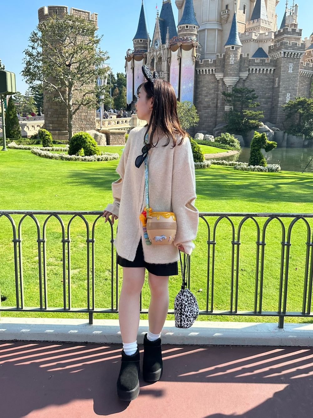 「ディズニーコーデ、ディズニー、ショートパンツ、ショーパン、モノトーン、モノトーンコーデ、カーディガン、カーディガンコーデ、カジュアルコーデ、カジュアル、低身長、低身長コーデ、低身長女子、UGG、ムートンブーツ」｜「CAPRICIEUX LE'MAGEの【WEB限定】〈AGAWD/アガウド〉スリットニットカーディガン（カーディガン/ボレロ、ホワイト系）」を使った、yuuka_hrさん（レディース・155cm）の秋コーディネートの1枚目の写真