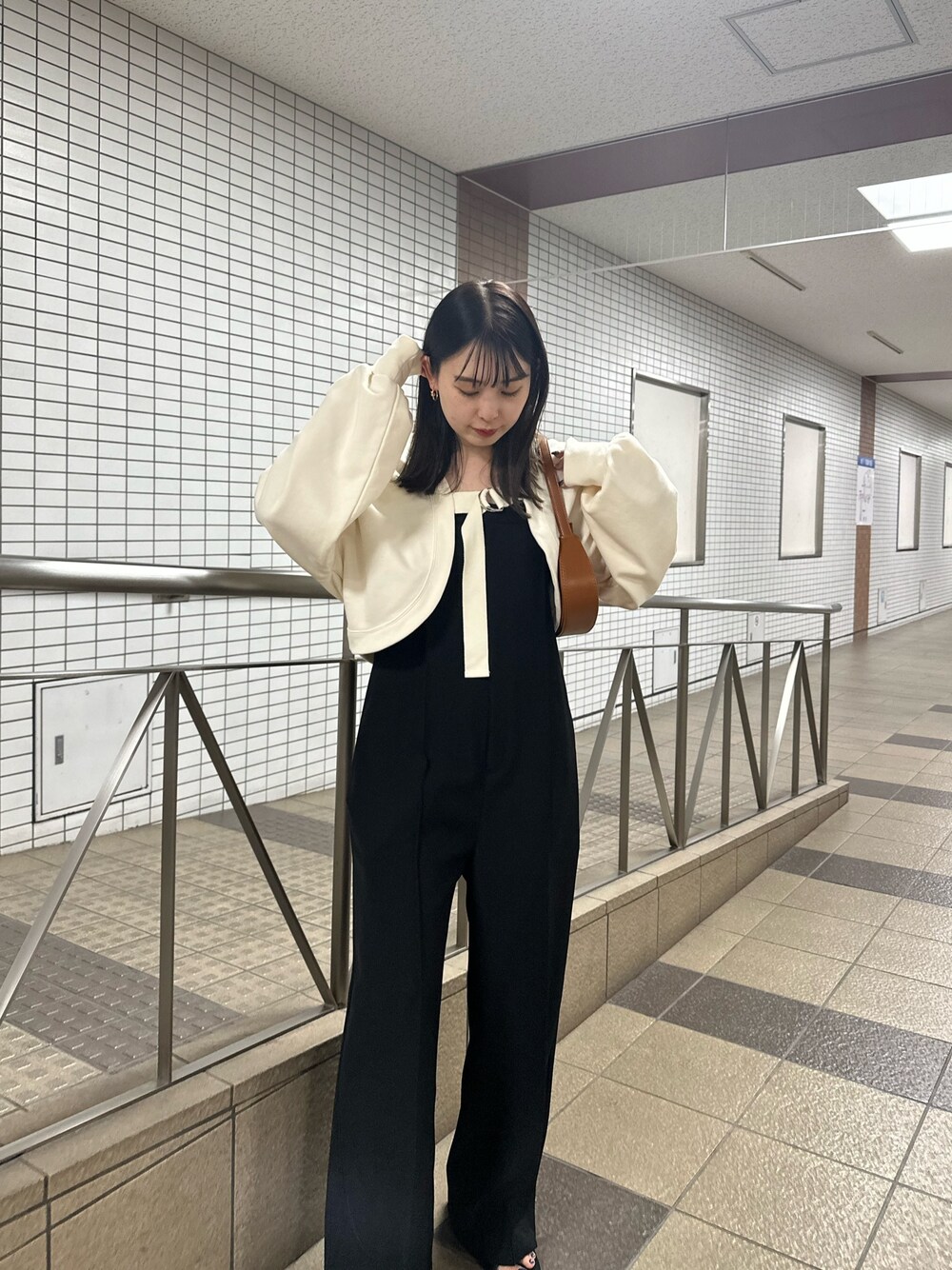 「モノトーン、モノトーンコーデ、秋コーデ、お出かけコーデ、カーディガン、シンプルコーデ、スウェット、オトナカジュアル、低身長女子、カジュアルコーデ」｜「CAPRICIEUX LE'MAGEのバックベルト2WAYプルオーバー（スウェット、ホワイト系）」を使った、yuuka_hrさん（レディース・155cm）の秋コーディネートの1枚目の写真