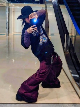 「JULIUS（ユリウス）のアイテム（デニムパンツ、ピンク系）」を使った、Royさん（メンズ）の春コーディネート