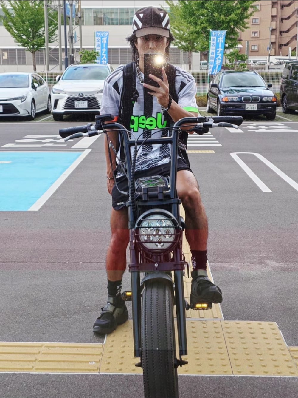 ホワイト系のジャージ、ブラック系のその他パンツ、ブラック系のスニーカーを着用したメンズの冬コーディネートの1枚目の写真