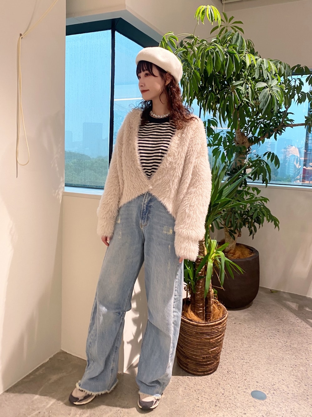 ブルー系のTシャツ/カットソー、ホワイト系のカーディガン/ボレロ、ブルー系のデニムパンツを着用したレディースの秋コーディネートの1枚目の写真