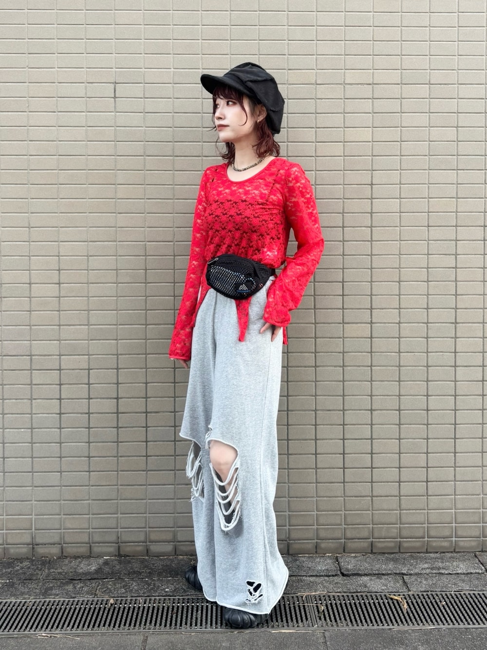レッド系のTシャツ/カットソー、ブラック系のボディバッグ/ウエストポーチ、ピンク系のスウェットパンツを着用したレディースの夏コーディネートの1枚目の写真