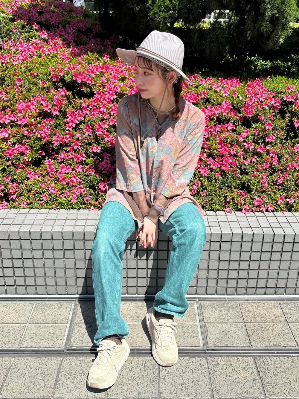 「古着MIX、今日のメイク、シアートップス、モード、休日スタイル、大人かわいい、デニム、スカーフ、ハット、中折れハット、テンガロンハット、UNIQLO U、スニーカー、override、バブーシュカ」｜「usedのアイテム（カーディガン/ボレロ、グリーン系）」を使った、panさん（レディース・163cm）の春コーディネートの1枚目の写真
