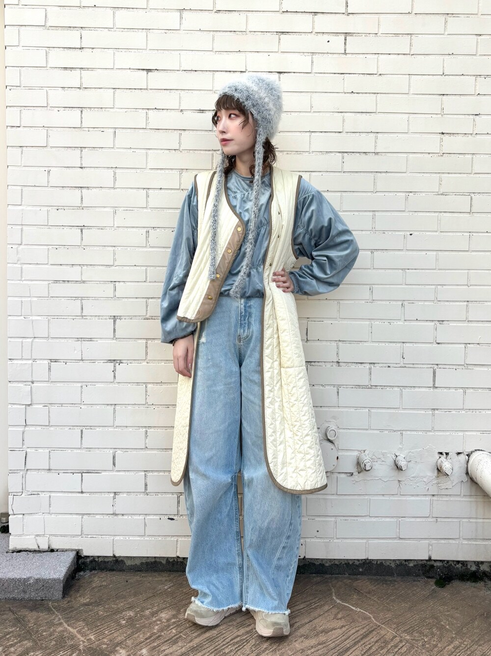 ブルー系のTシャツ/カットソー、ブルー系のデニムパンツ、ホワイト系のその他アウターを着用したレディースの秋コーディネートの1枚目の写真