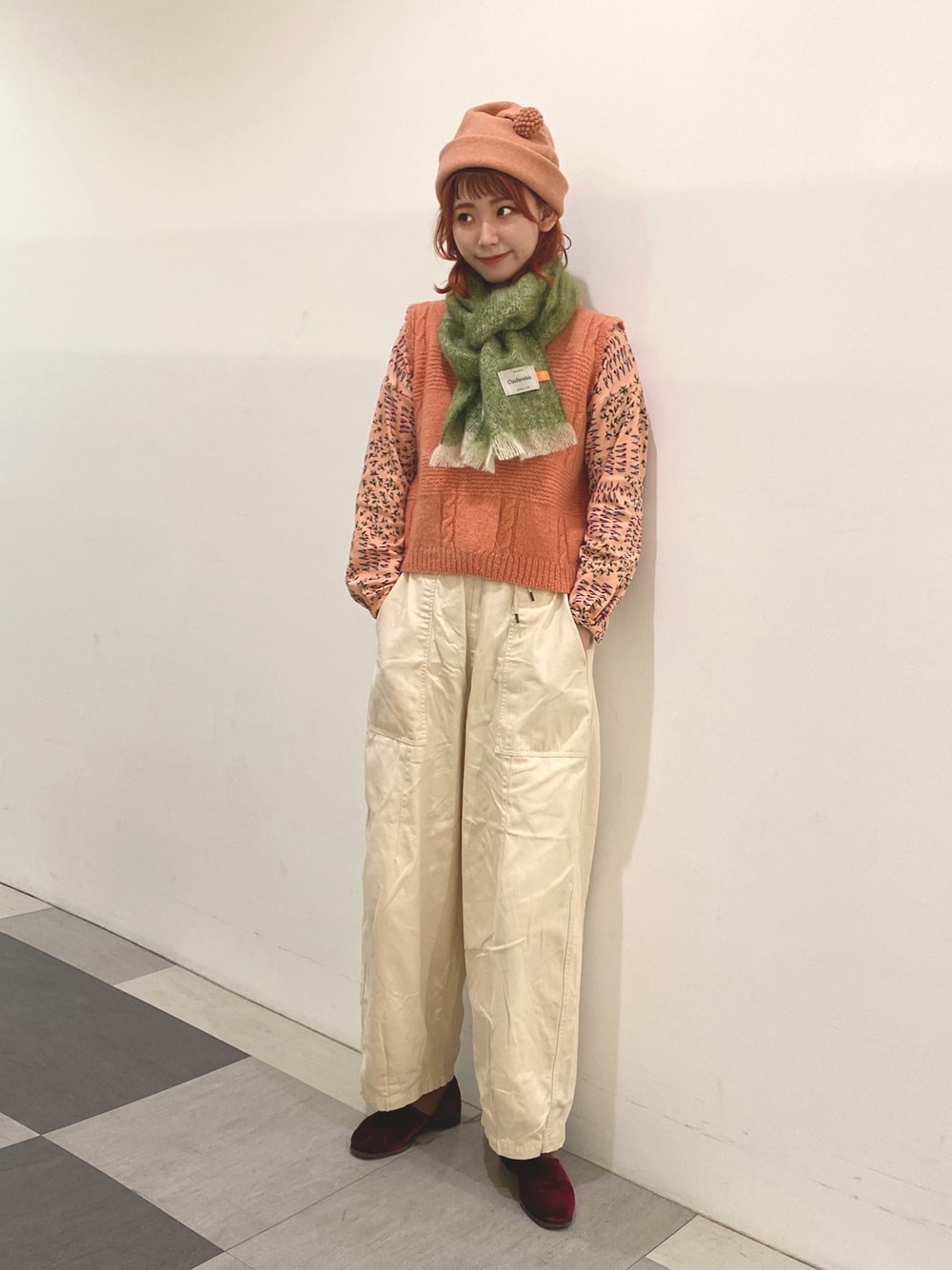「カオリノモリ、淡色コーデ、トーク帽、古着MIX、ケーブルニット、ニットベスト、ベスト、アトリエドゥサボン、ホワイト、ホワイトパンツ、Hender Scheme、ワッチ、マフラー、グリーン、オレンジ」｜「kaorinomoriのカオリノモリ　ヨウルプッキトーク（ハット、オレンジ系）」を使った、panさん（レディース・163cm）の秋コーディネートの1枚目の写真