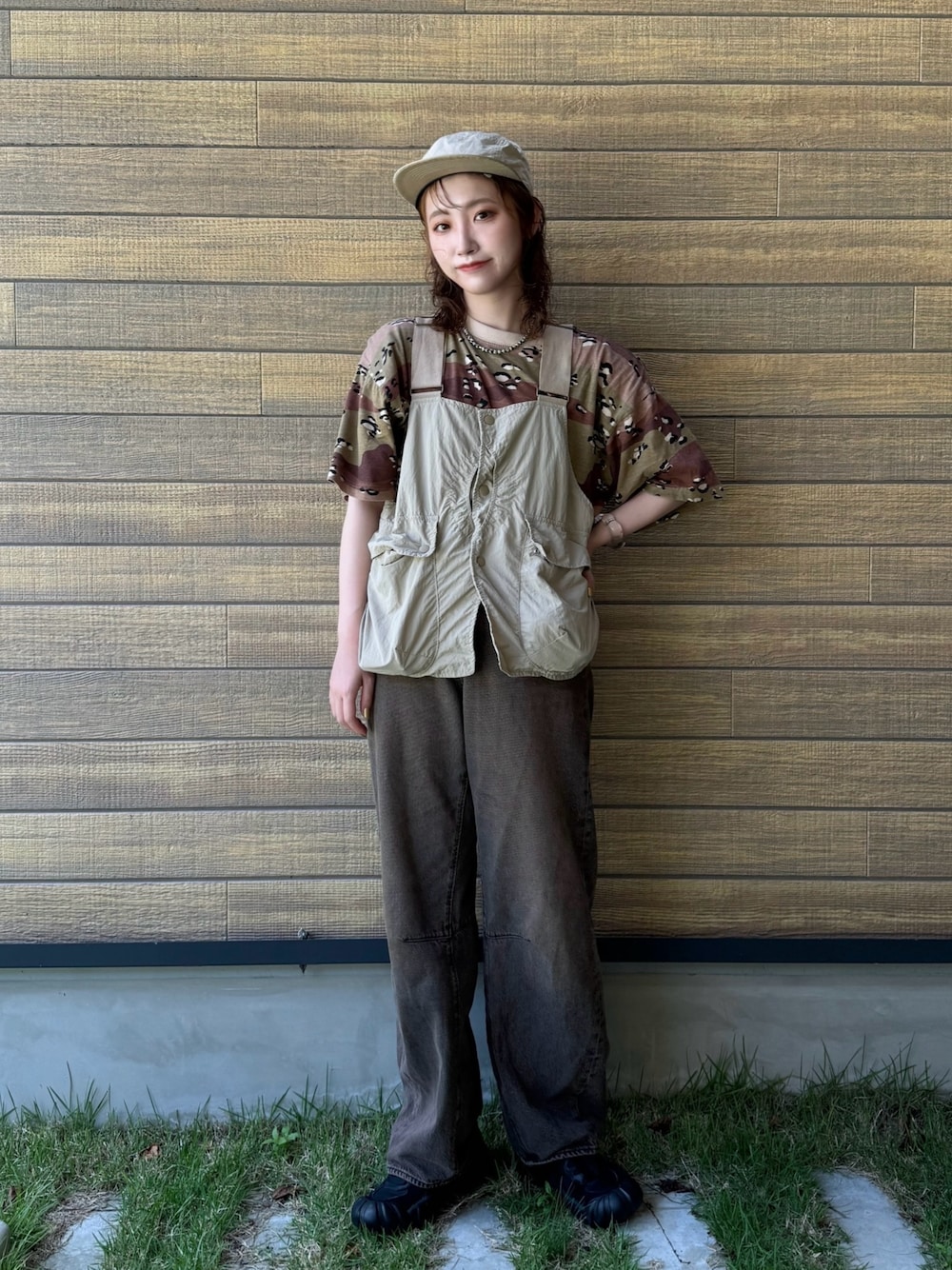 ブラック系のスニーカー、ベージュ系のTシャツ/カットソー、ベージュ系のベストを着用したレディースの夏コーディネートの1枚目の写真