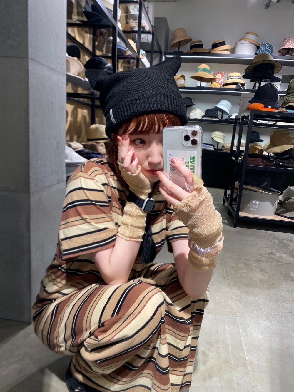 ブラウン系のTシャツ/カットソー、ブラウン系のワンピース、ブラック系のニットキャップ/ビーニーを着用したレディースの夏コーディネートの1枚目の写真