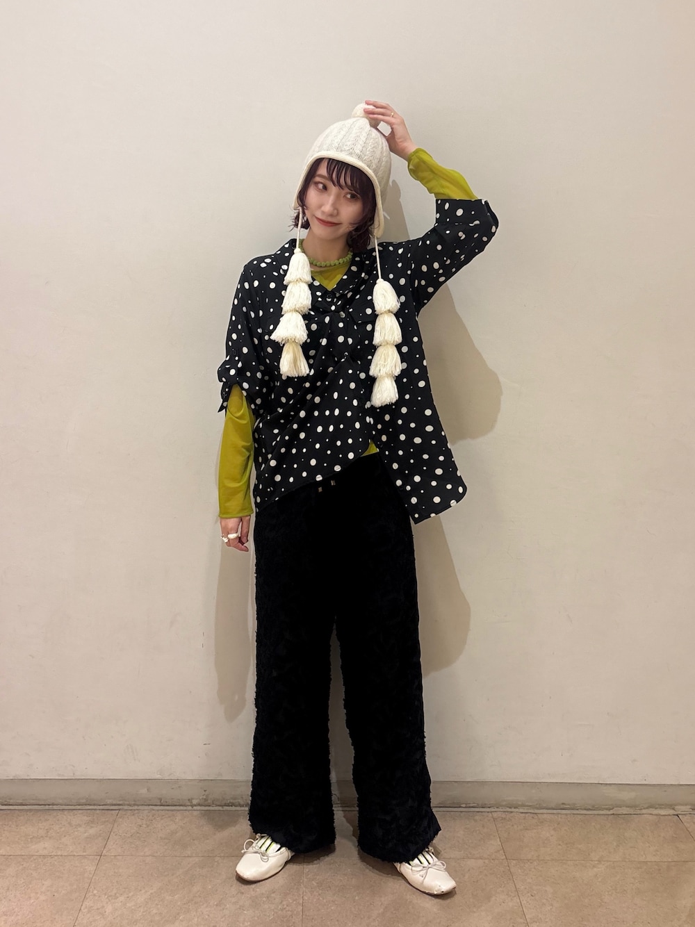 グリーン系のTシャツ/カットソー、ブラック系のその他パンツ、ブラック系のシャツ/ブラウスを着用したレディースの秋コーディネートの1枚目の写真