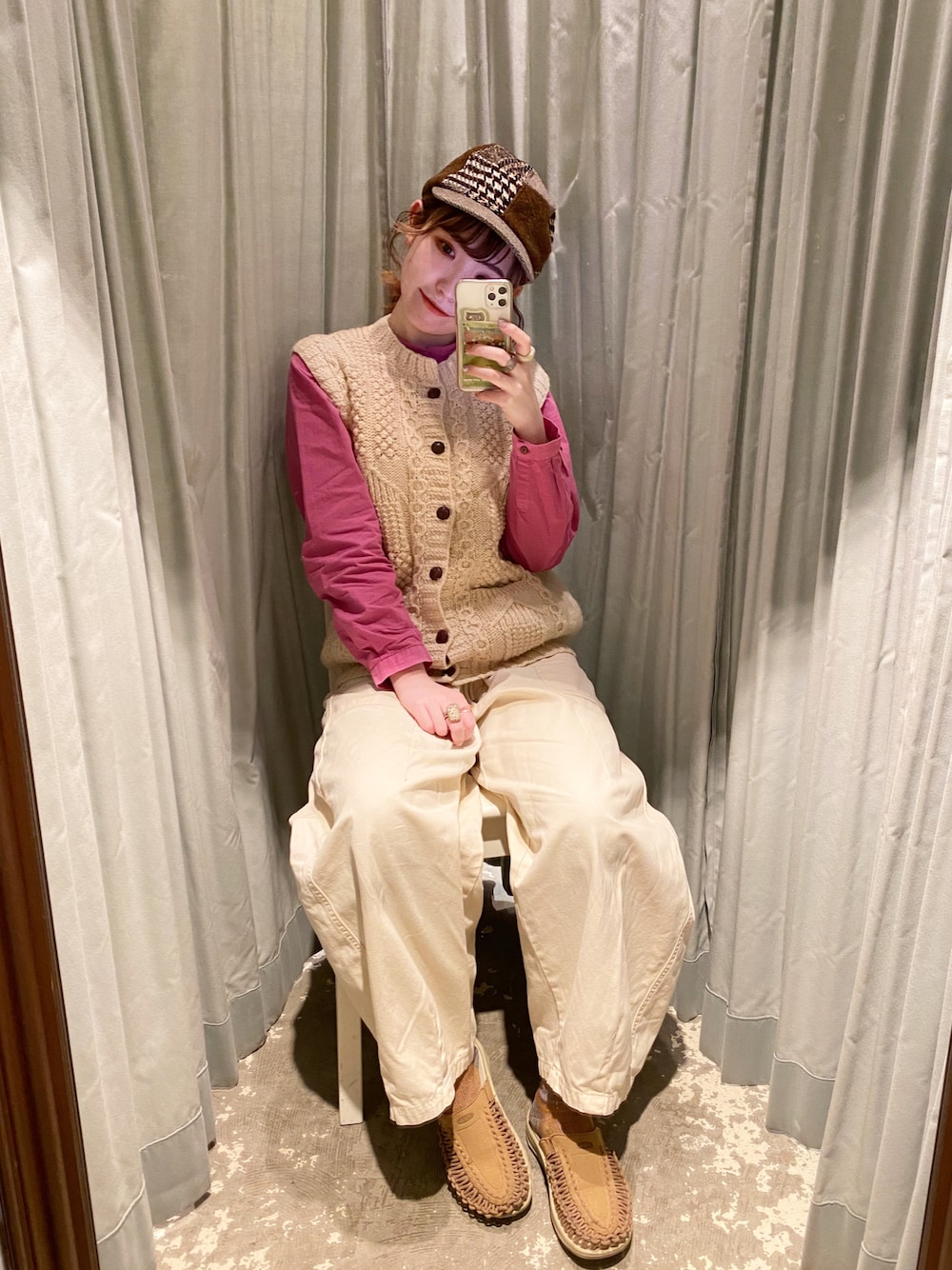 ホワイト系のニット/セーター、パープル系のシャツ/ブラウス、ホワイト系のパンツを着用したレディースの冬コーディネートの1枚目の写真