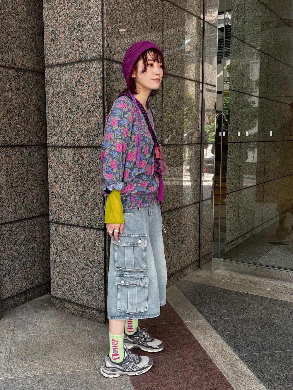 ブルー系のトップス、ブルー系のデニムパンツ、グレー系のスニーカーを着用したレディースの秋コーディネートの1枚目の写真