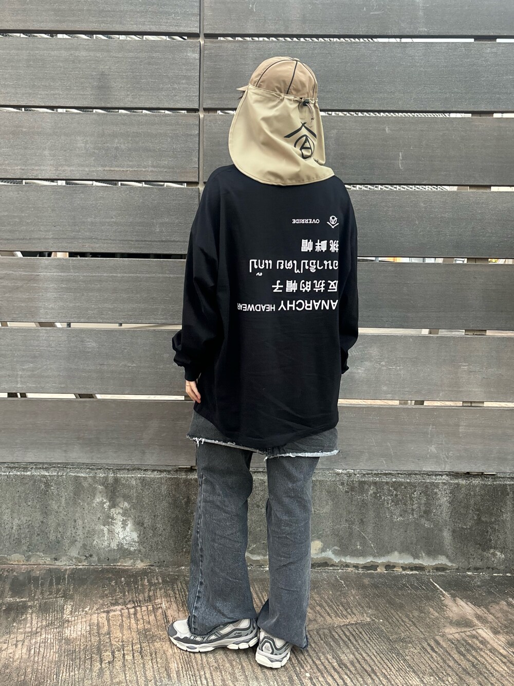 ベージュ系のキャップ、ベージュ系の付け襟を着用したレディースの秋コーディネートの1枚目の写真