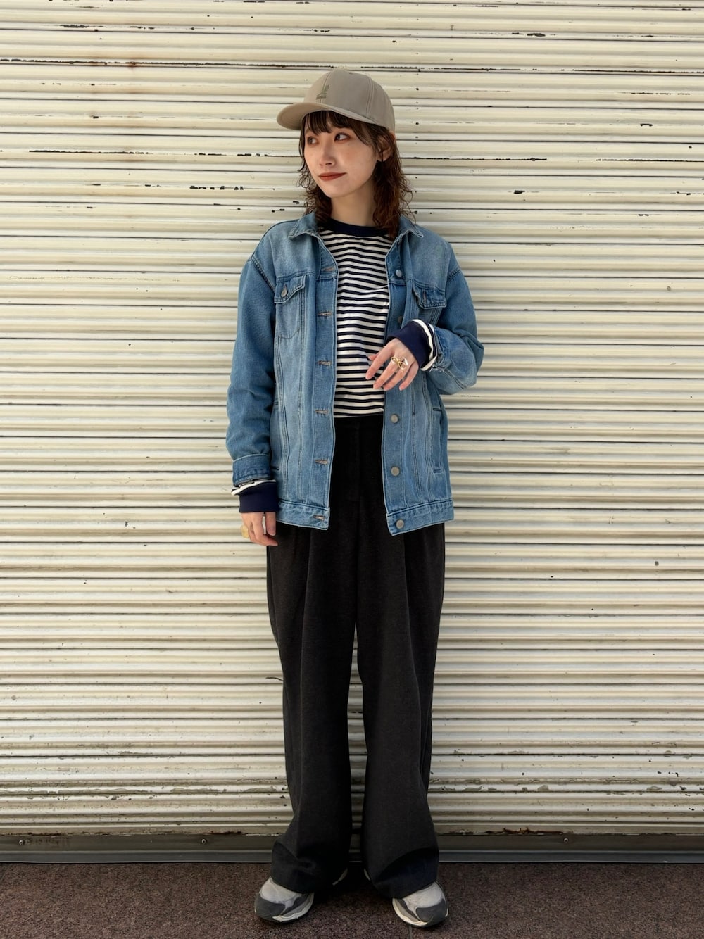 ブルー系のトップス、ブルー系のデニムジャケット、グレー系のパンツを着用したレディースの春コーディネートの1枚目の写真