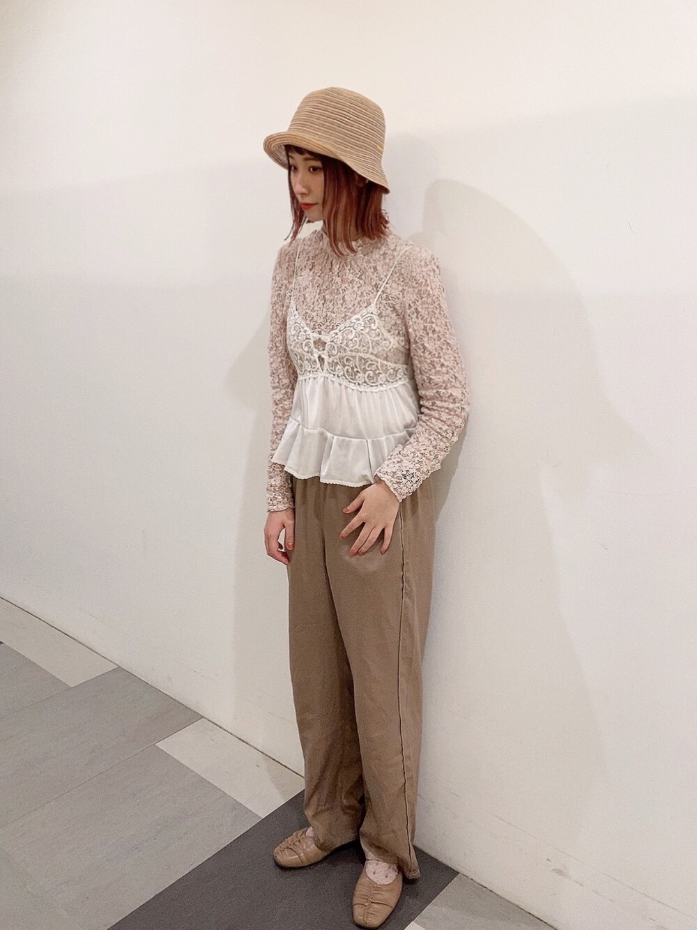 ベージュ系のパンプス、ブラウン系のその他パンツ、ピンク系のトップスを着用したレディースの夏コーディネートの1枚目の写真