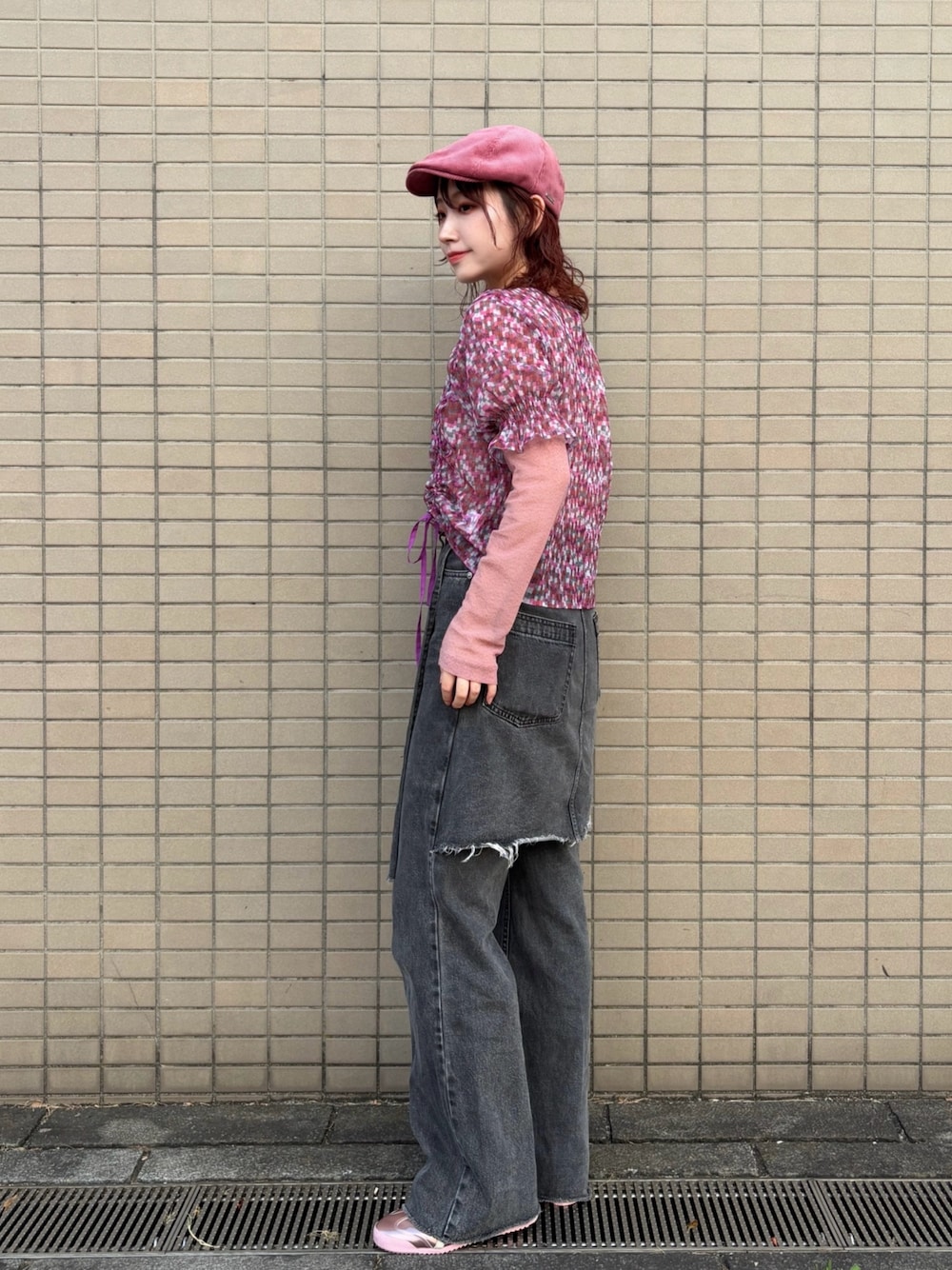 ピンク系のトップス、ピンク系のTシャツ/カットソー、ブラック系のデニムパンツを着用したレディースの秋コーディネートの1枚目の写真