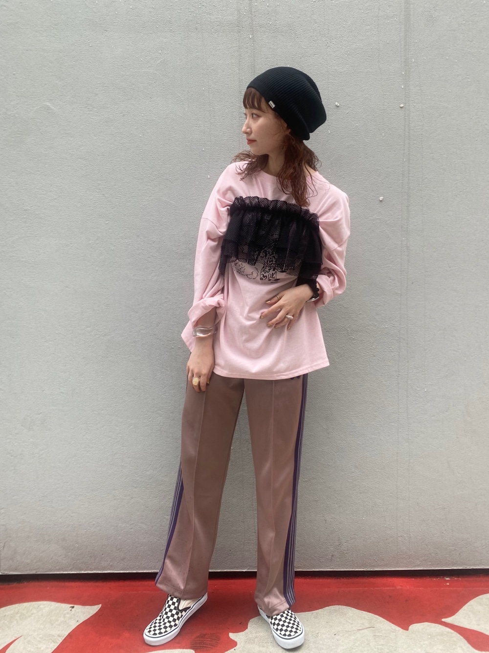 ピンク系のTシャツ/カットソー、パープル系のパンツ、ブラック系のスリッポンを着用したレディースの夏コーディネートの1枚目の写真