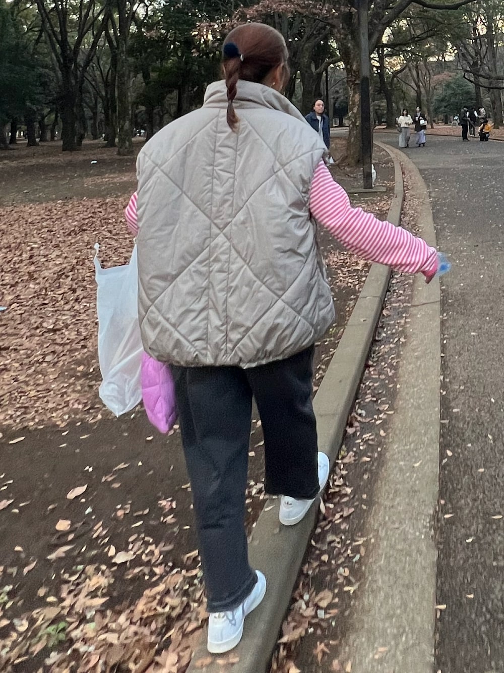 「ラクチンコーデ、きれいめカジュアル、おでかけコーデ、冬ファッション、休日コーデ、低身長コーデ、オトナ女子」｜「fredy emueのハイネックエコダウンベスト（ダウンベスト、ベージュ系）」を使った、しほさん（レディース・152cm）の冬コーディネートの1枚目の写真